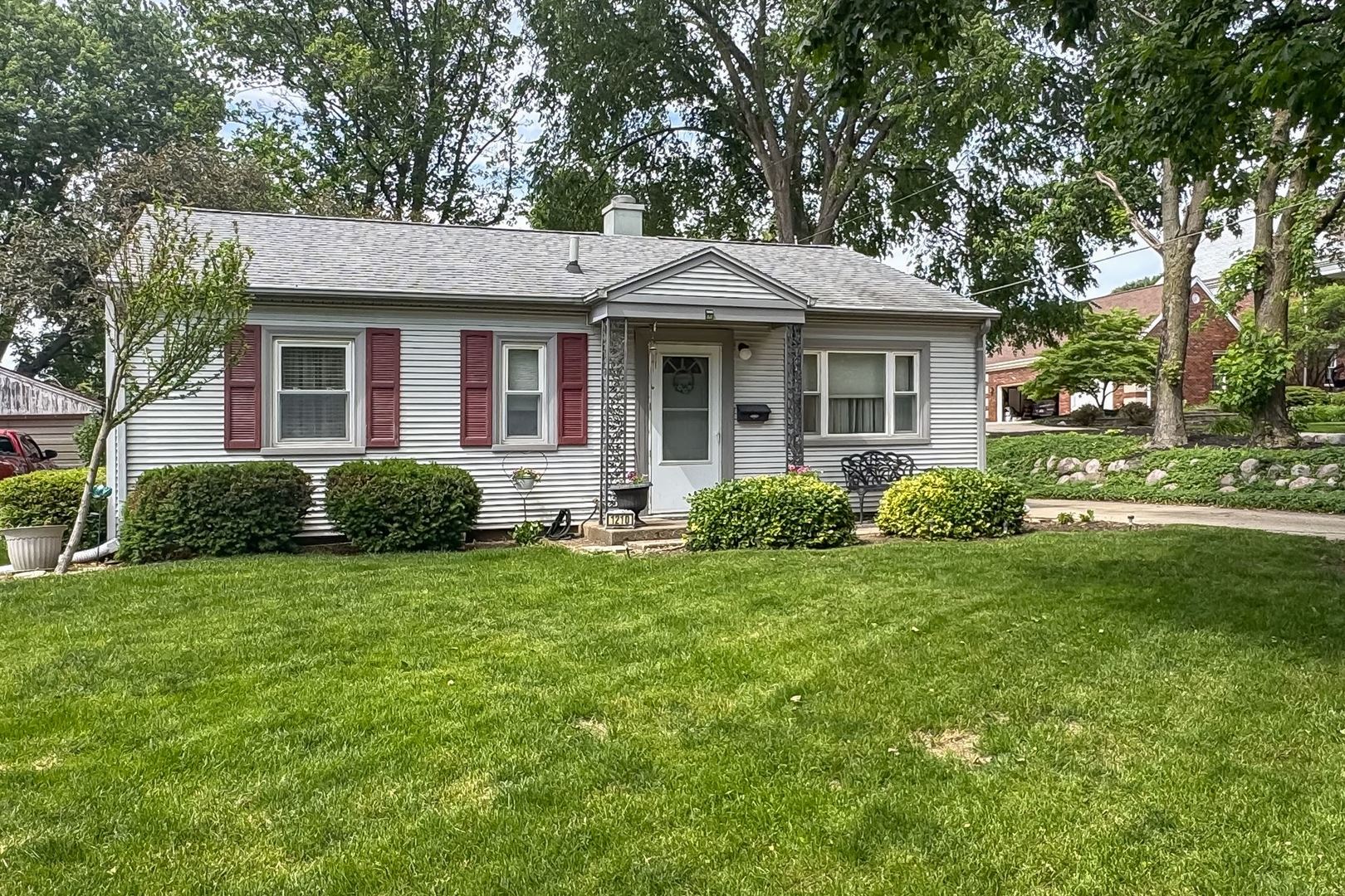 1210 Greenlawn Drive, Bloomington, IL 61701