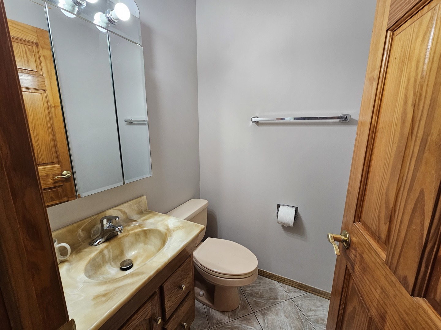 10 Mayflower Road, Vernon Hills, IL 60061