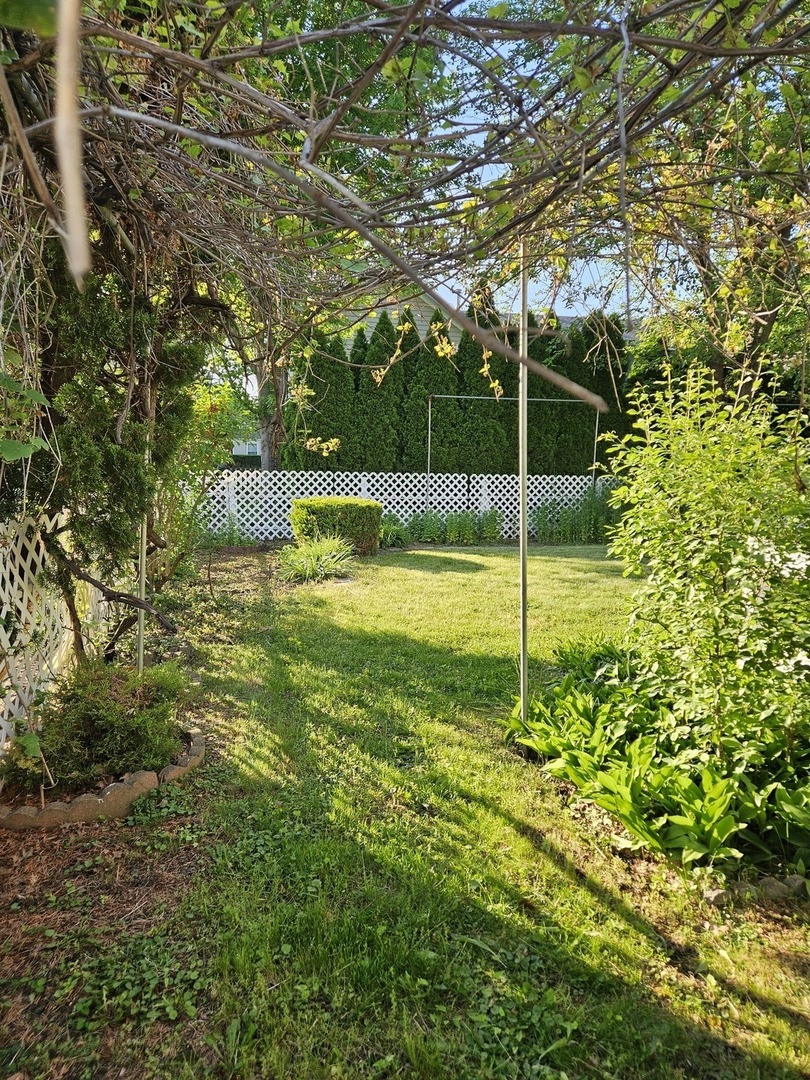10 Mayflower Road, Vernon Hills, IL 60061