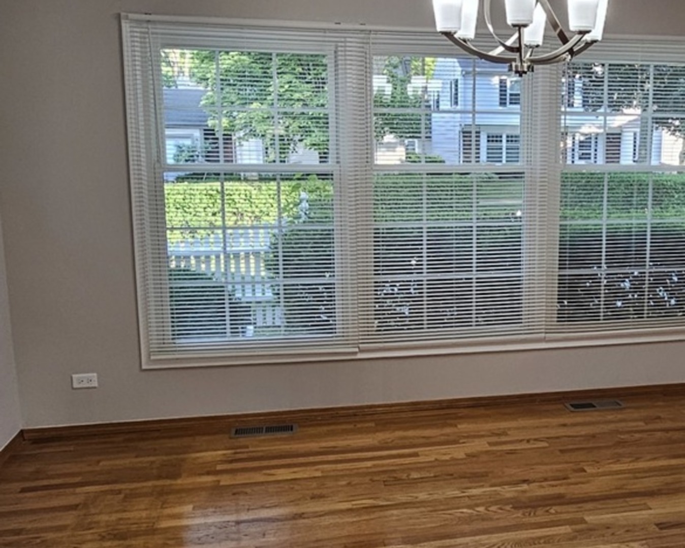 10 Mayflower Road, Vernon Hills, IL 60061