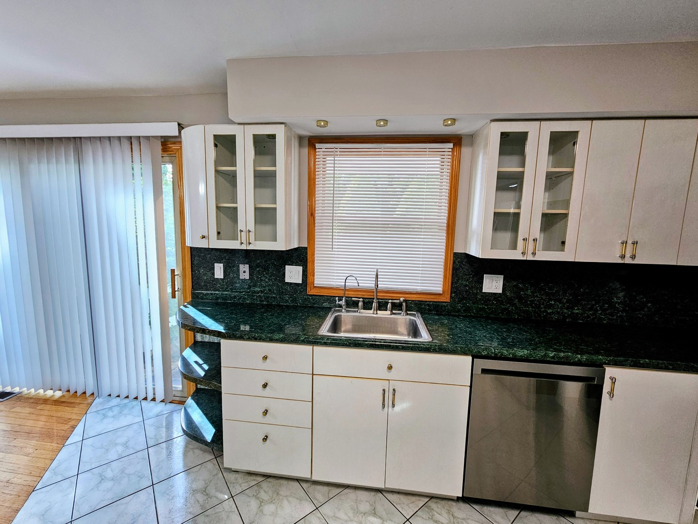 10 Mayflower Road, Vernon Hills, IL 60061