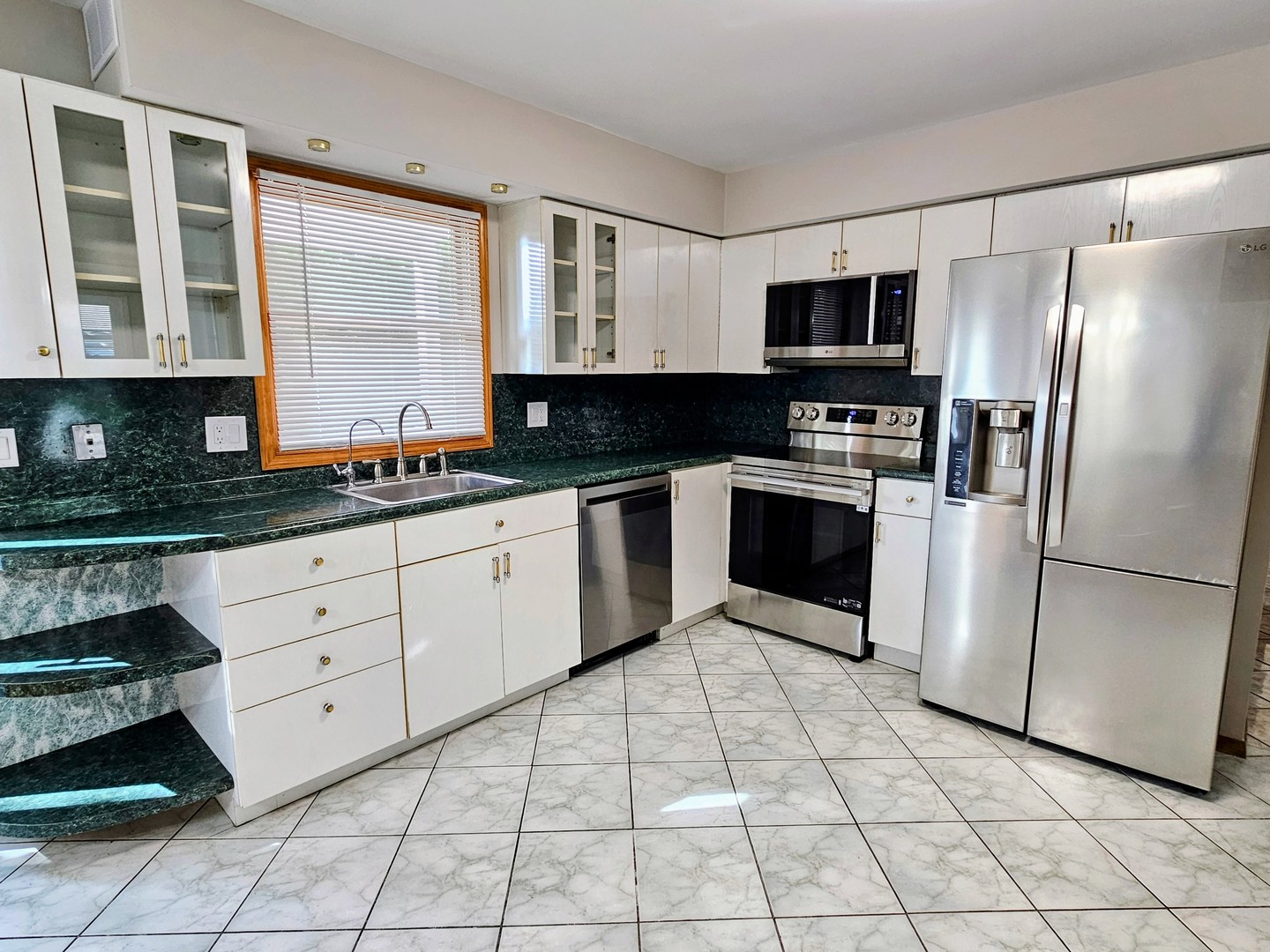 10 Mayflower Road, Vernon Hills, IL 60061