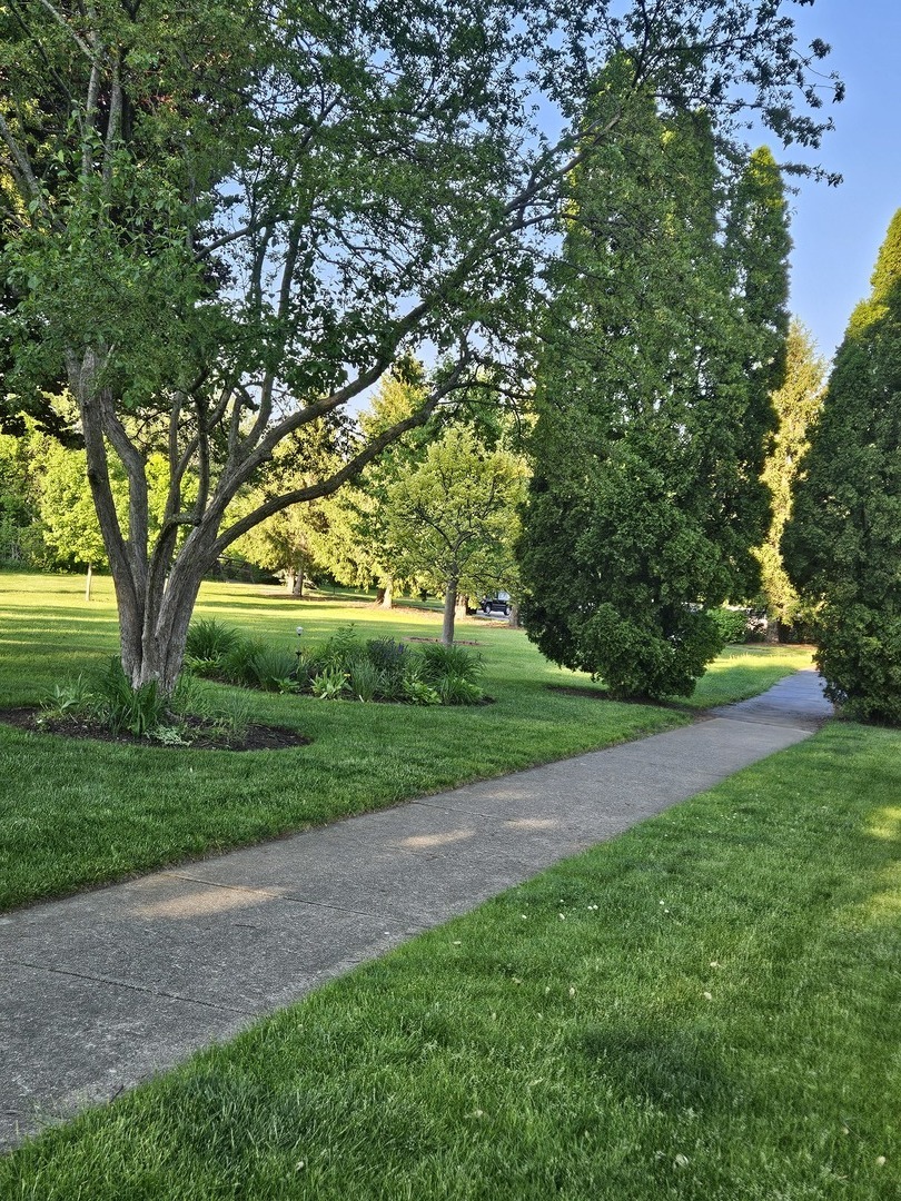 10 Mayflower Road, Vernon Hills, IL 60061