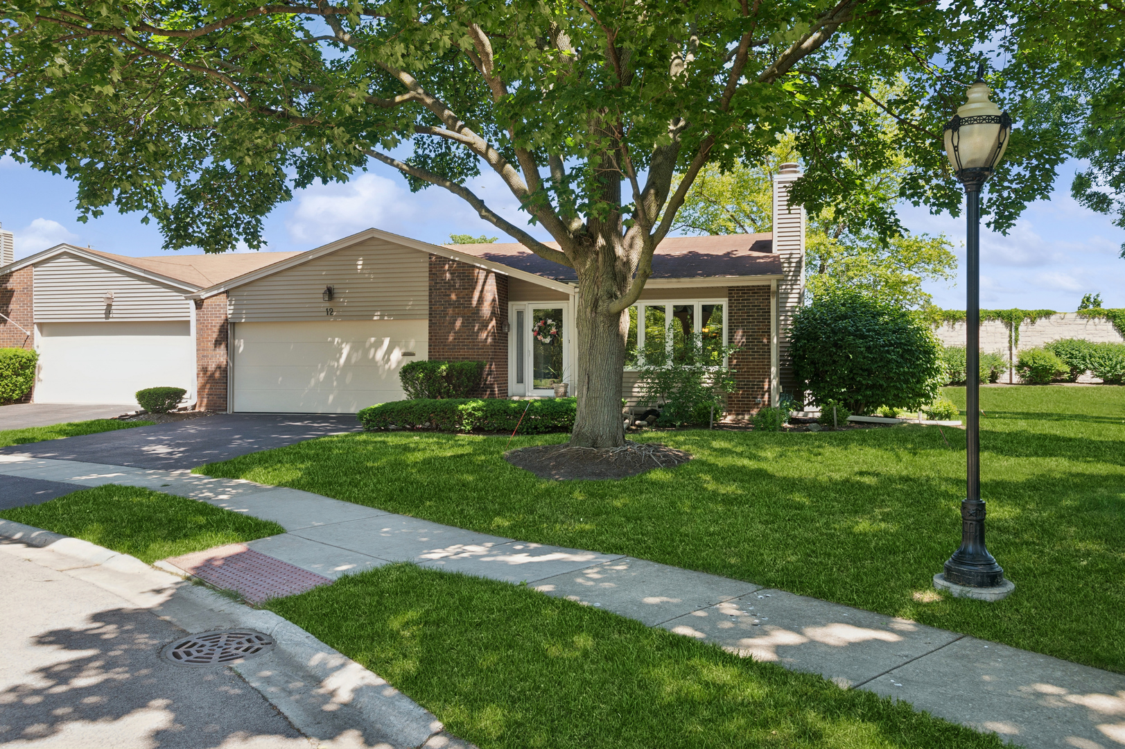 12 Pebblewood Trail, Naperville, IL 60563