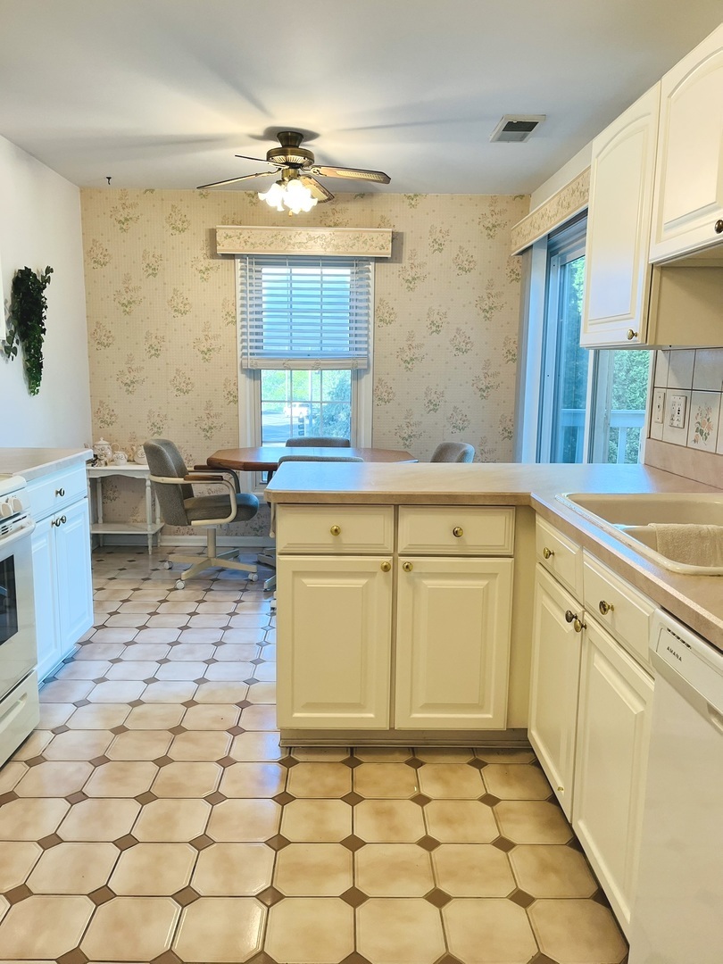 27 Exeter Court #202A, Naperville, IL 60565