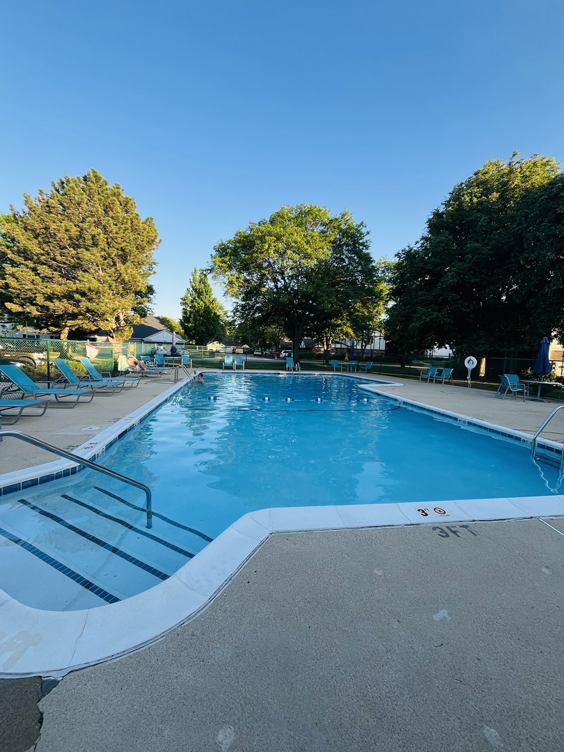 27 Exeter Court #202A, Naperville, IL 60565
