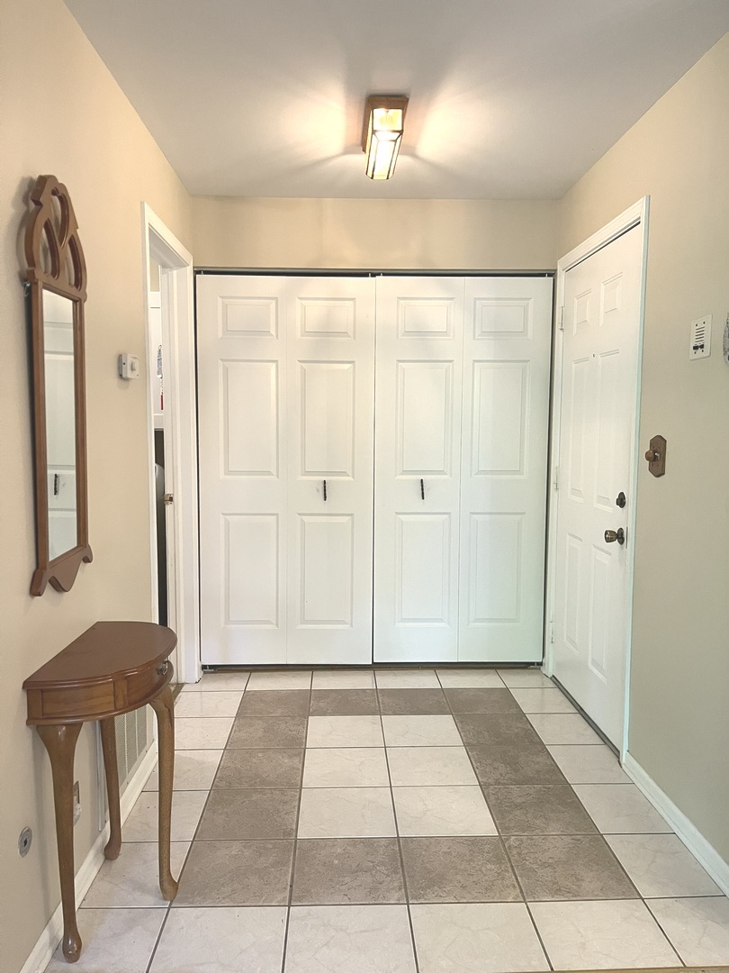 27 Exeter Court #202A, Naperville, IL 60565