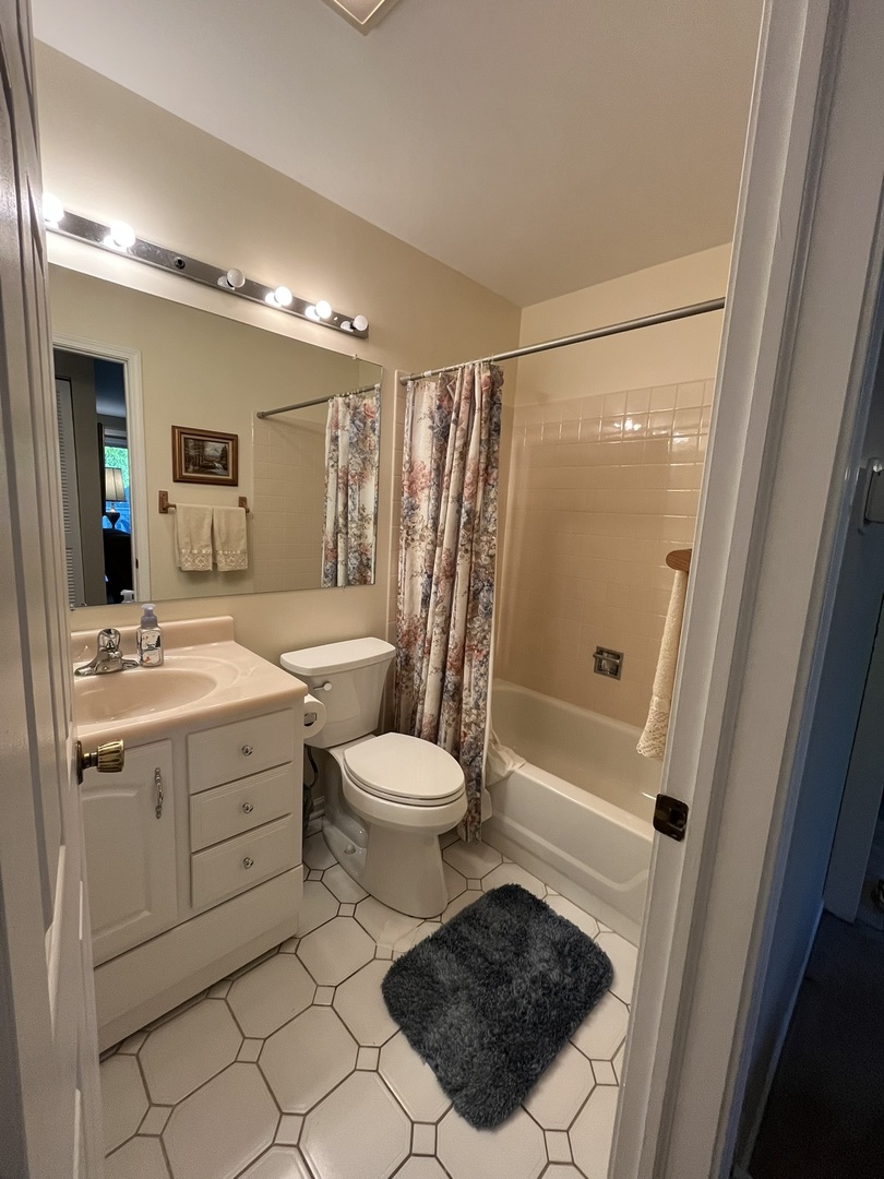 27 Exeter Court #202A, Naperville, IL 60565