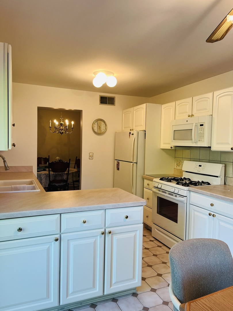 27 Exeter Court #202A, Naperville, IL 60565