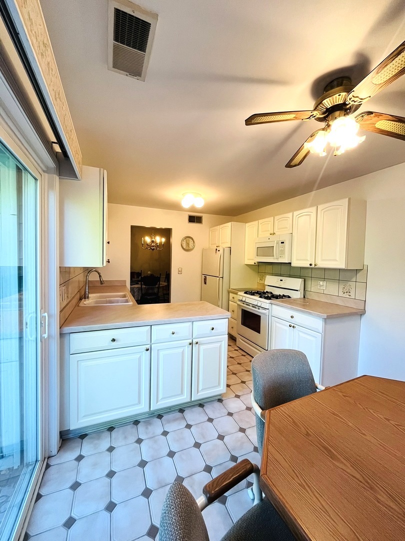 27 Exeter Court #202A, Naperville, IL 60565