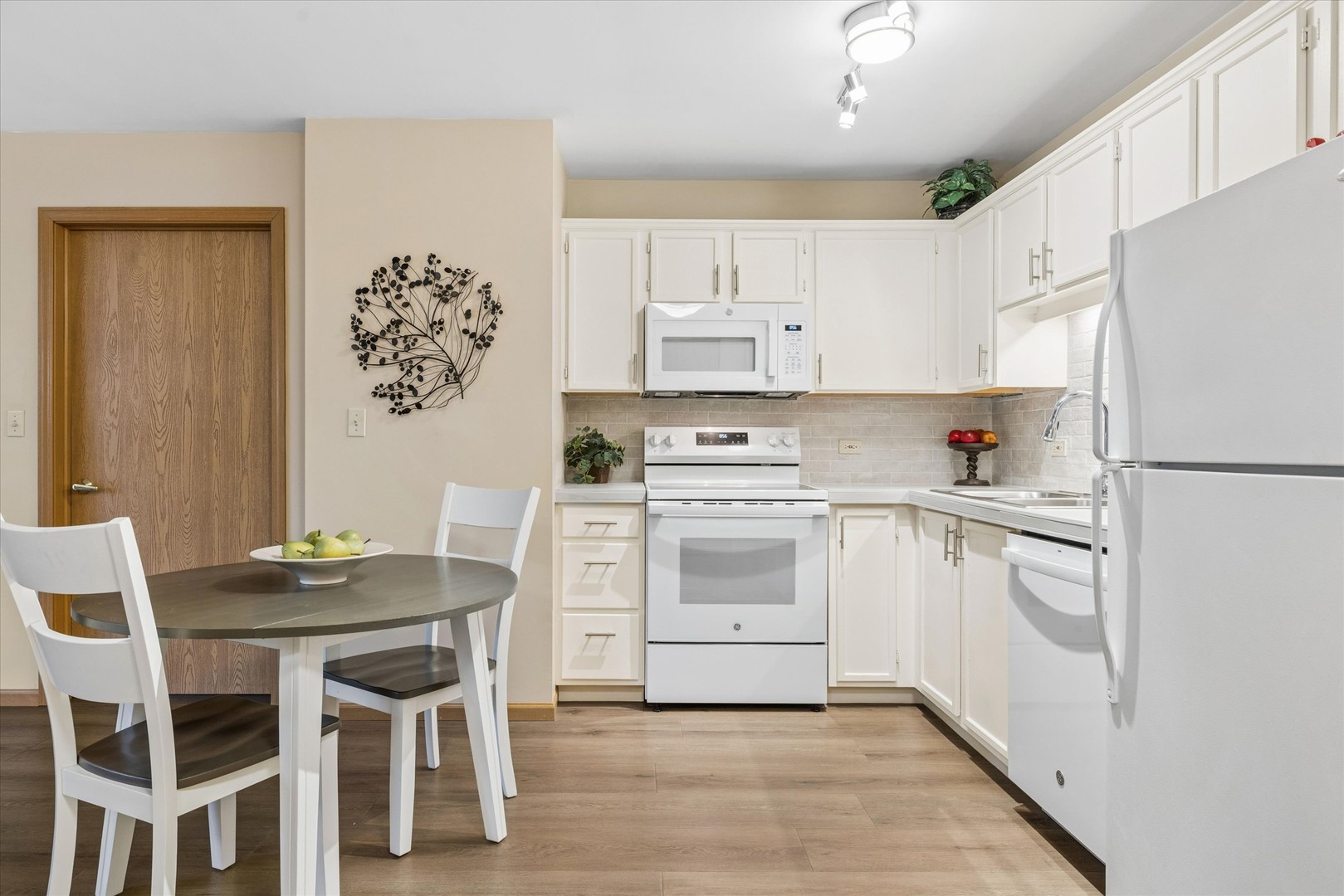 605 Barrington Avenue #332, East Dundee, IL 60118