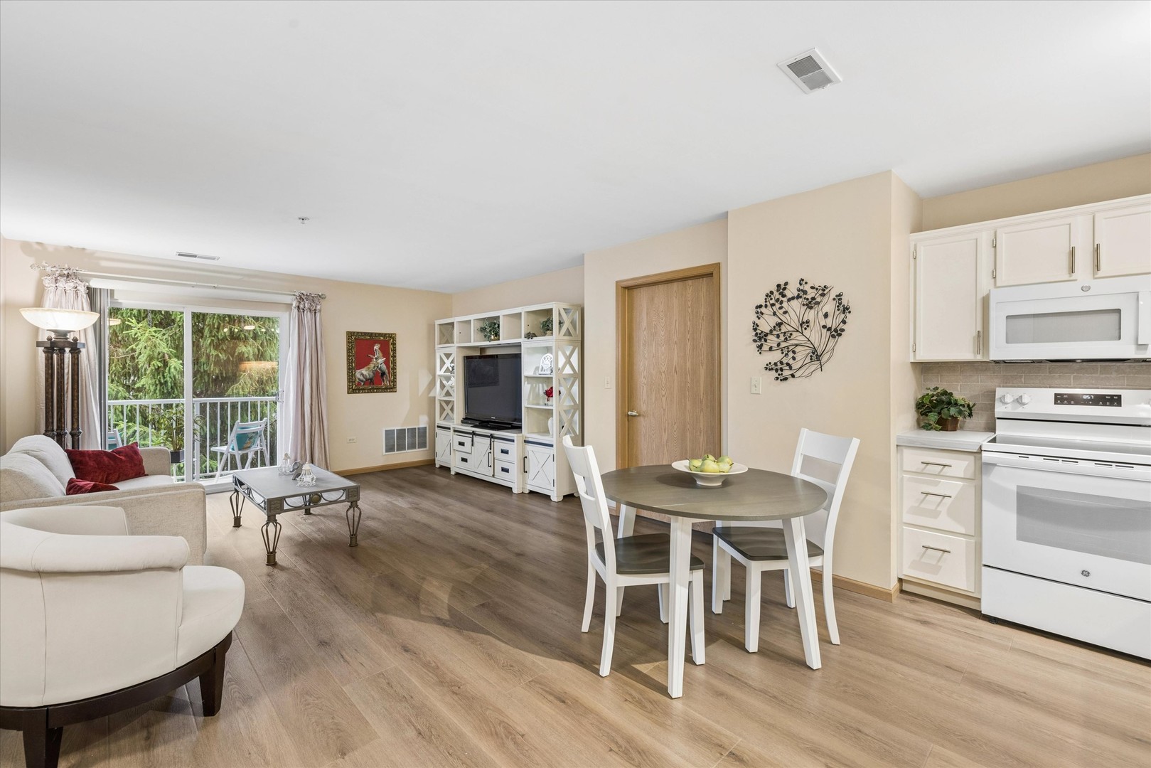 605 Barrington Avenue #332, East Dundee, IL 60118