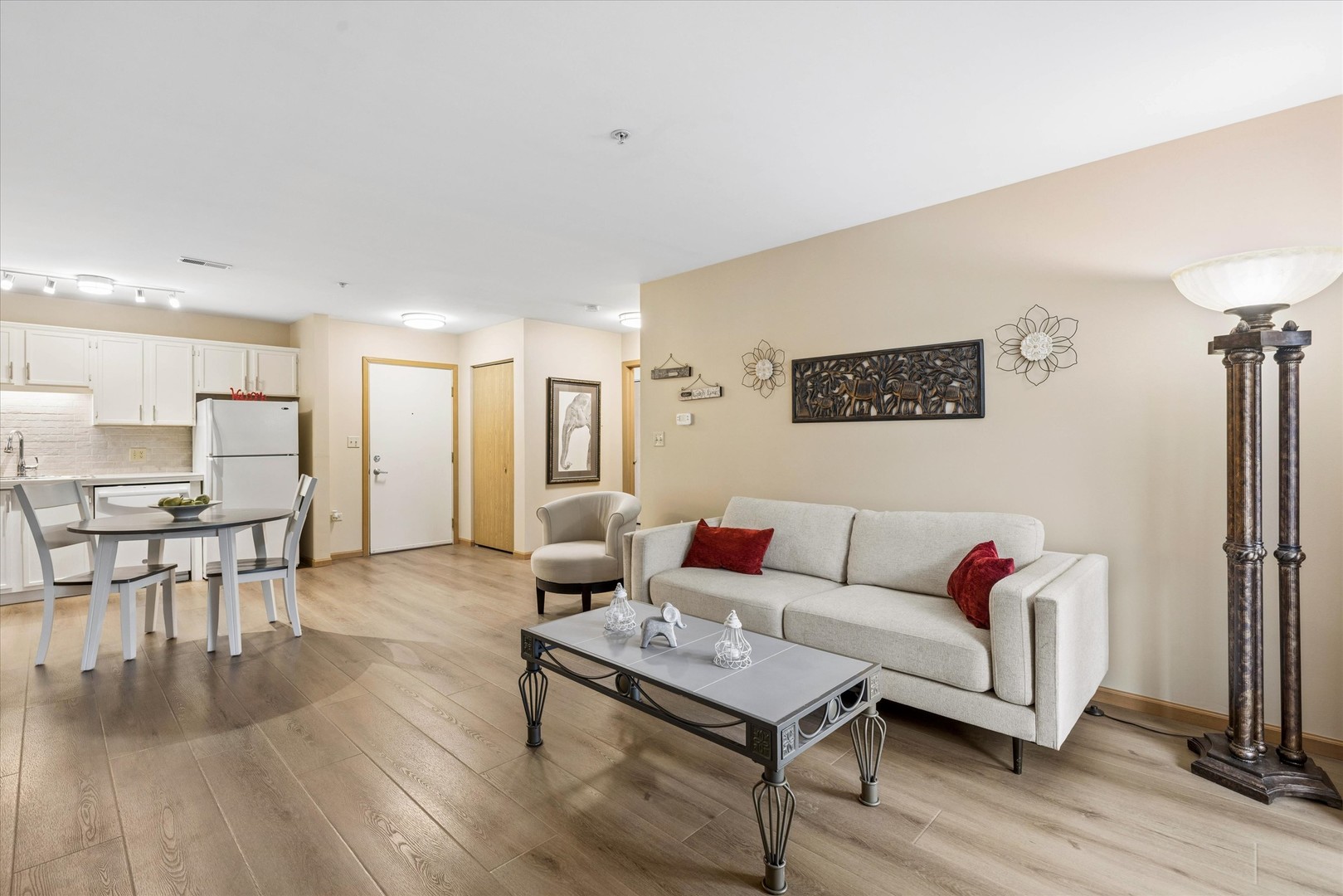 605 Barrington Avenue #332, East Dundee, IL 60118