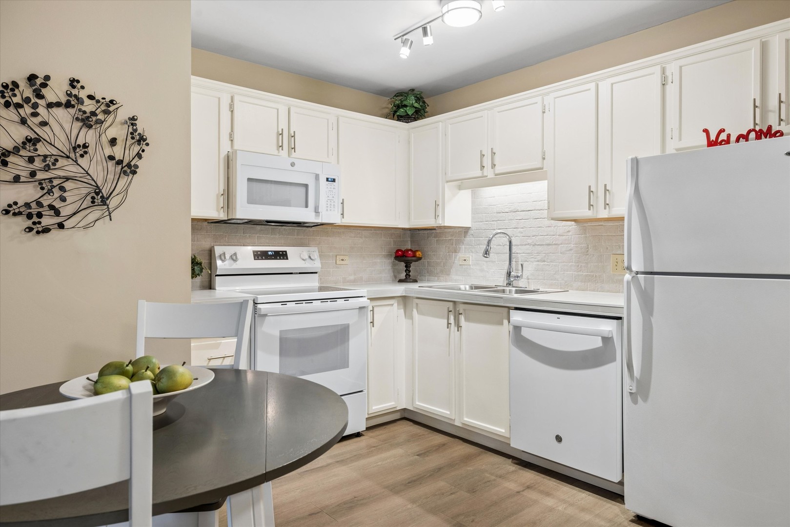 605 Barrington Avenue #332, East Dundee, IL 60118