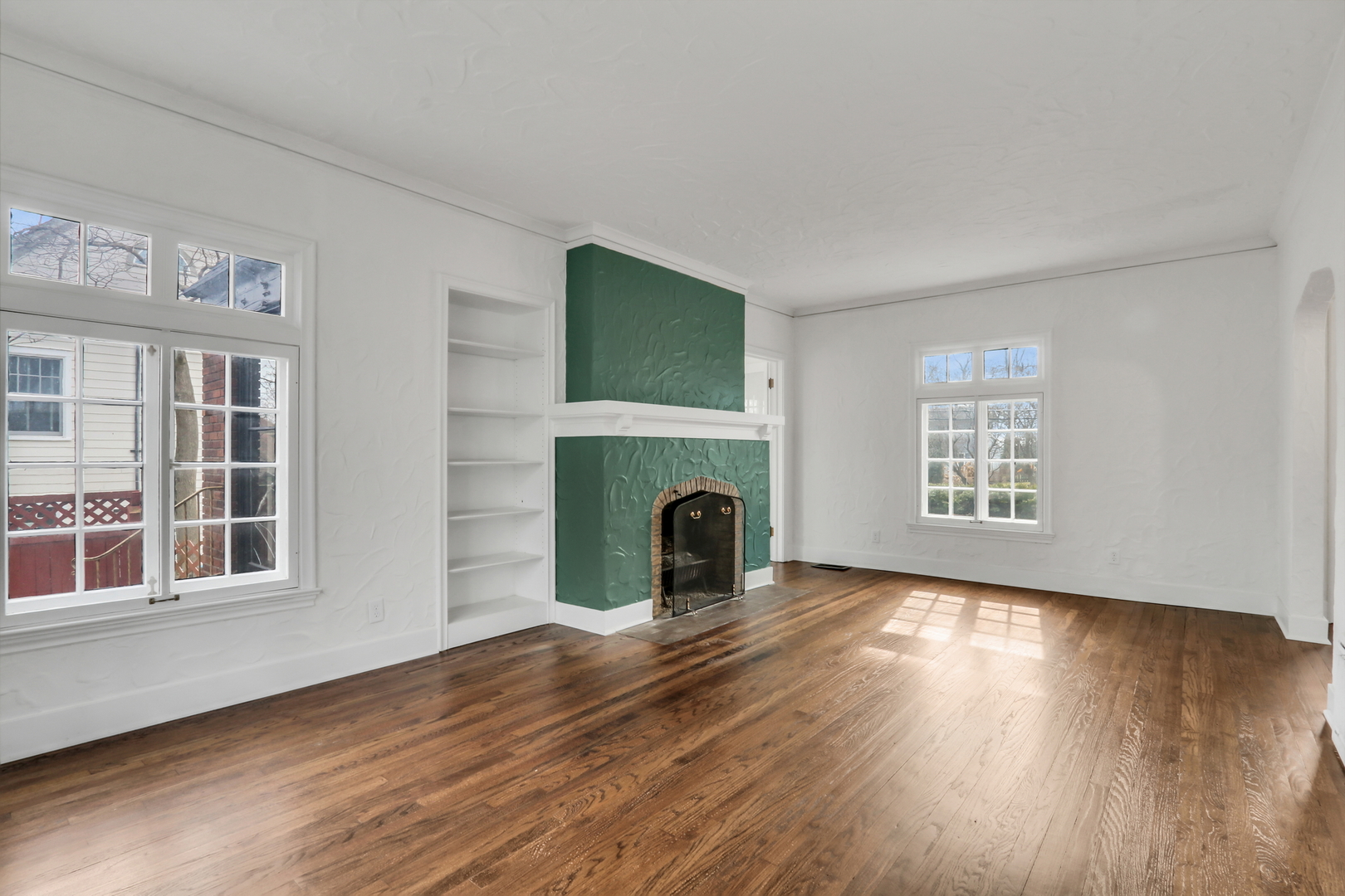 526 W Jackson Street, Woodstock, IL 60098
