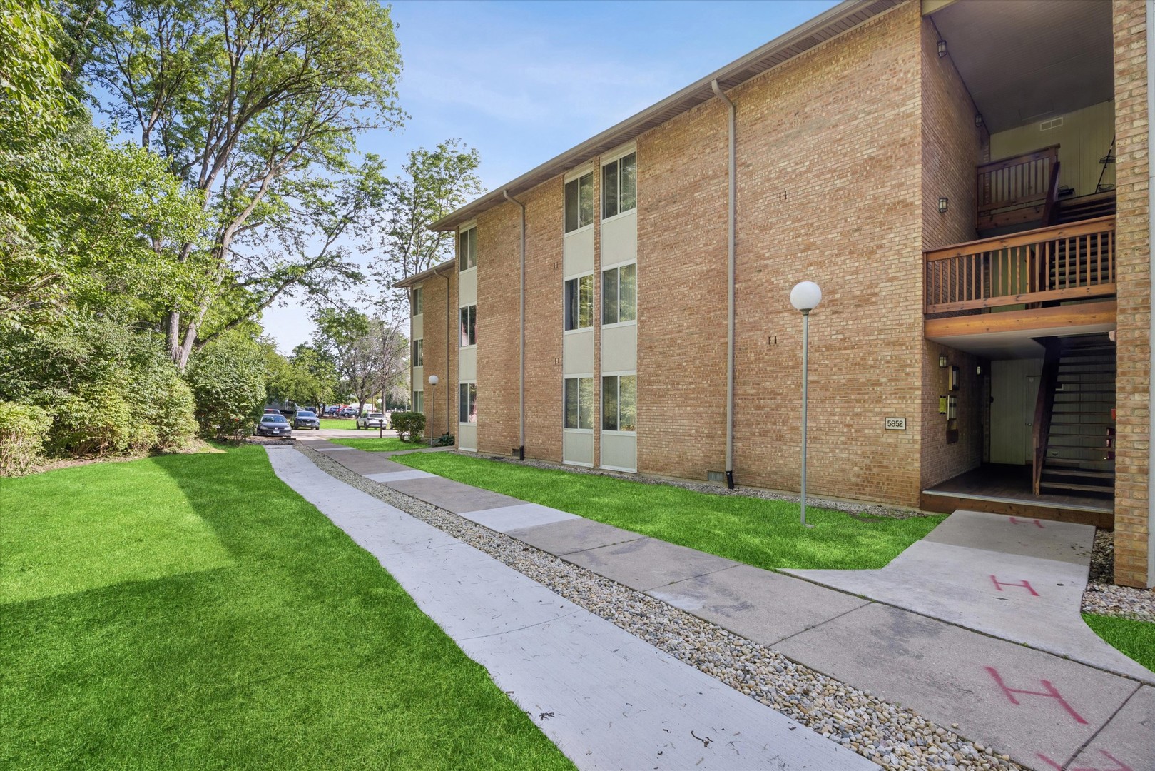 5852 Forest View Road #F, Lisle, IL 60532