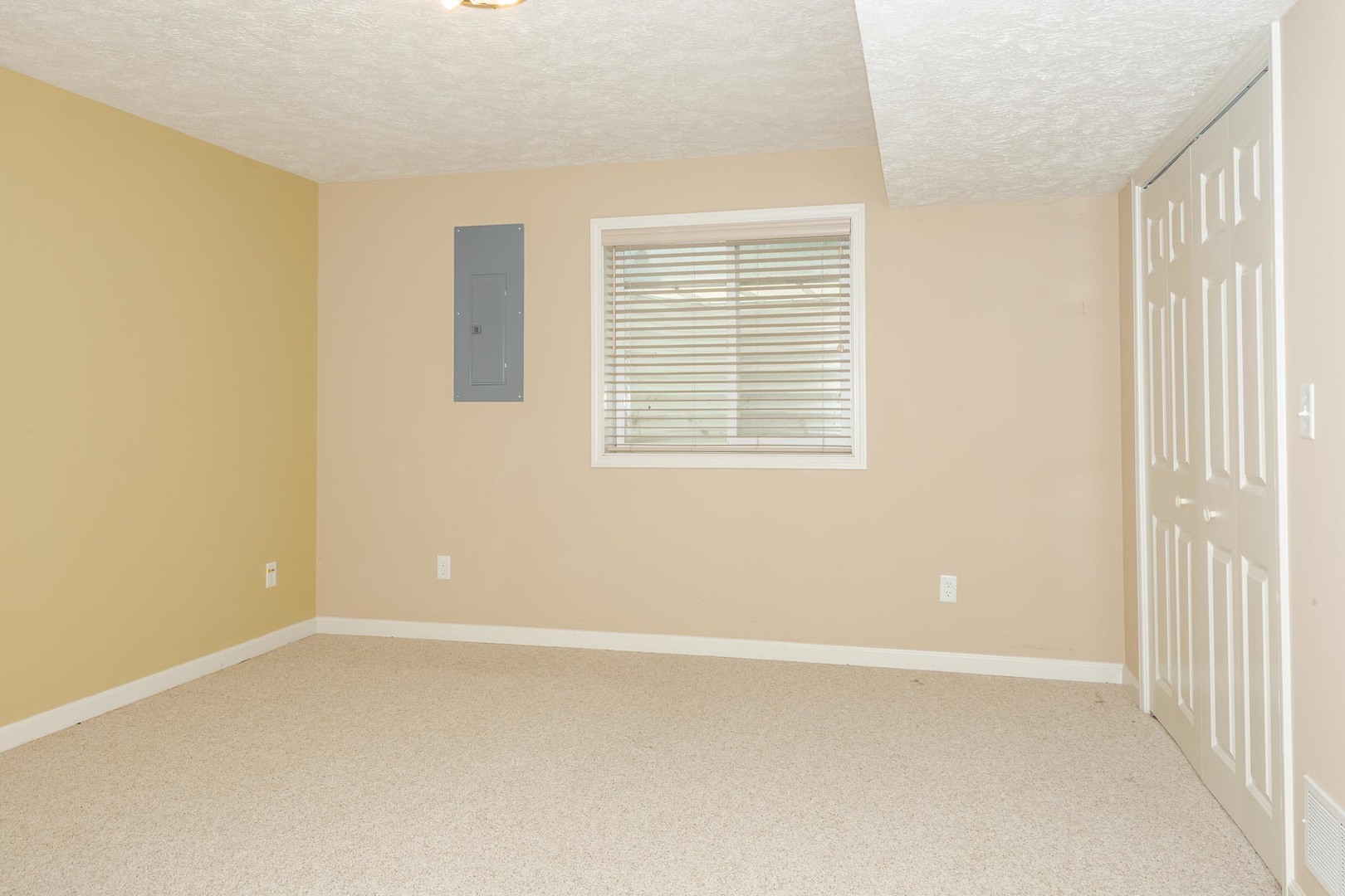 2004 Withers Lane, Bloomington, IL 61704