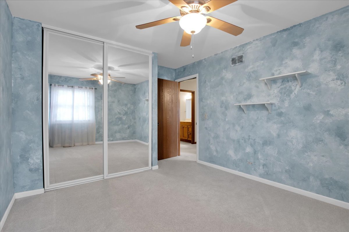 305 Abbey Lane, Vernon Hills, IL 60061