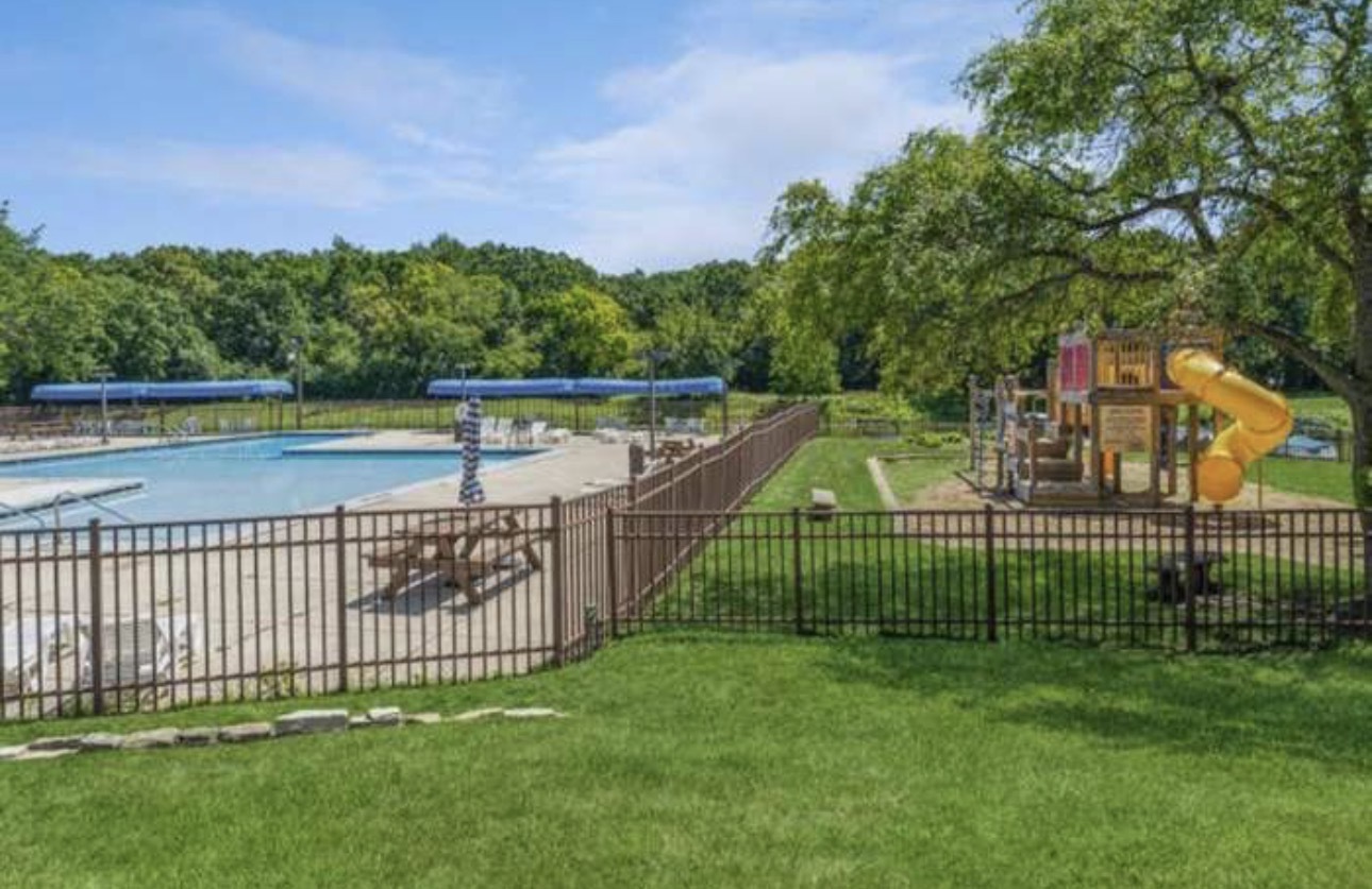 44 Nassau Colony #4, Fox Lake, IL 60020