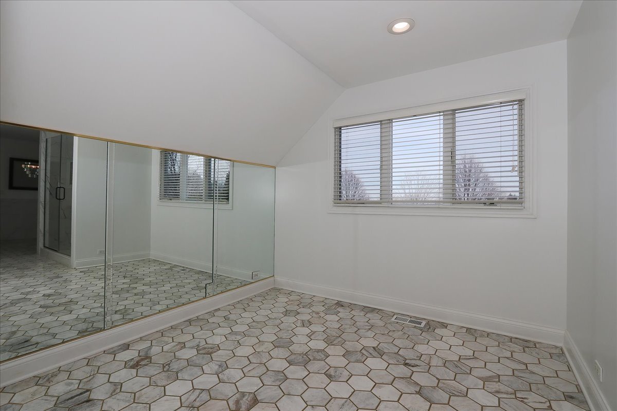 5N523 E Lakeview Circle, St. Charles, IL 60175