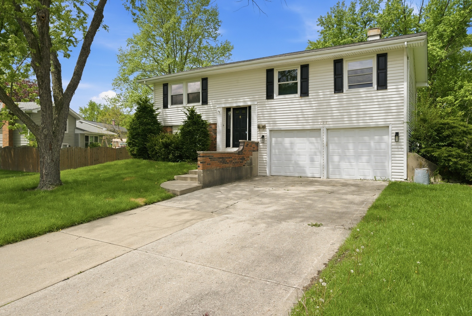2S206 Mayfield Lane, Glen Ellyn, IL 60137