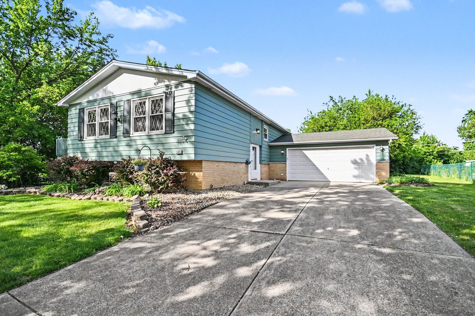15405 James Drive, Oak Forest, IL 60452