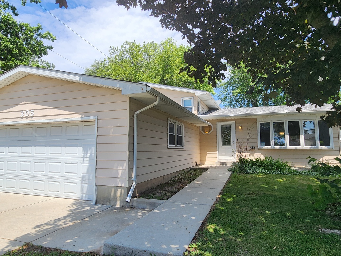 305 North Avenue, Antioch, IL 60002