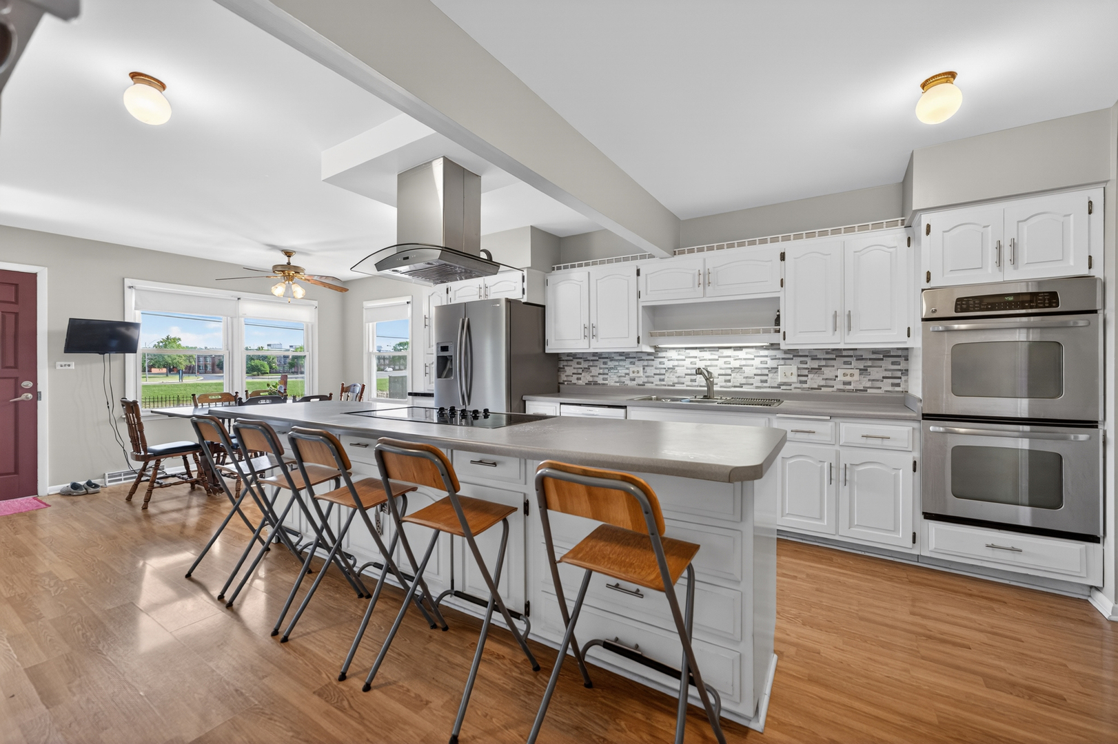 53 W Leslie Lane, Villa Park, IL 60181