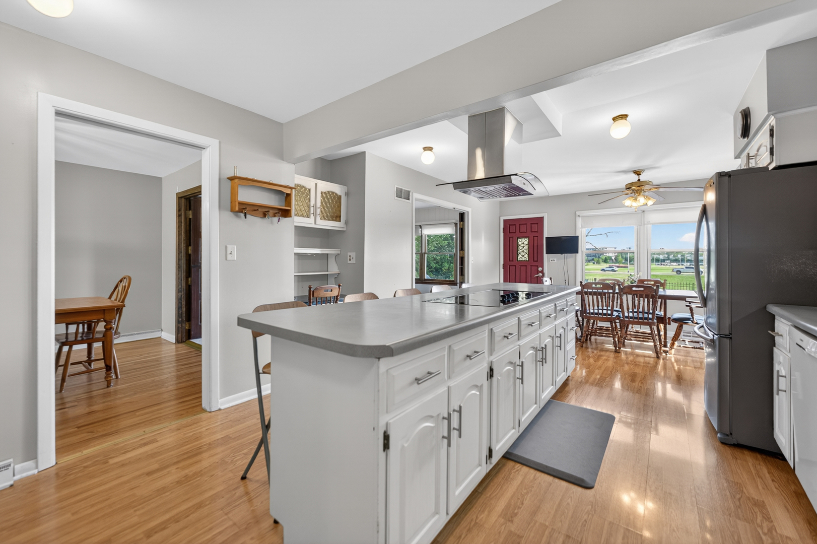 53 W Leslie Lane, Villa Park, IL 60181