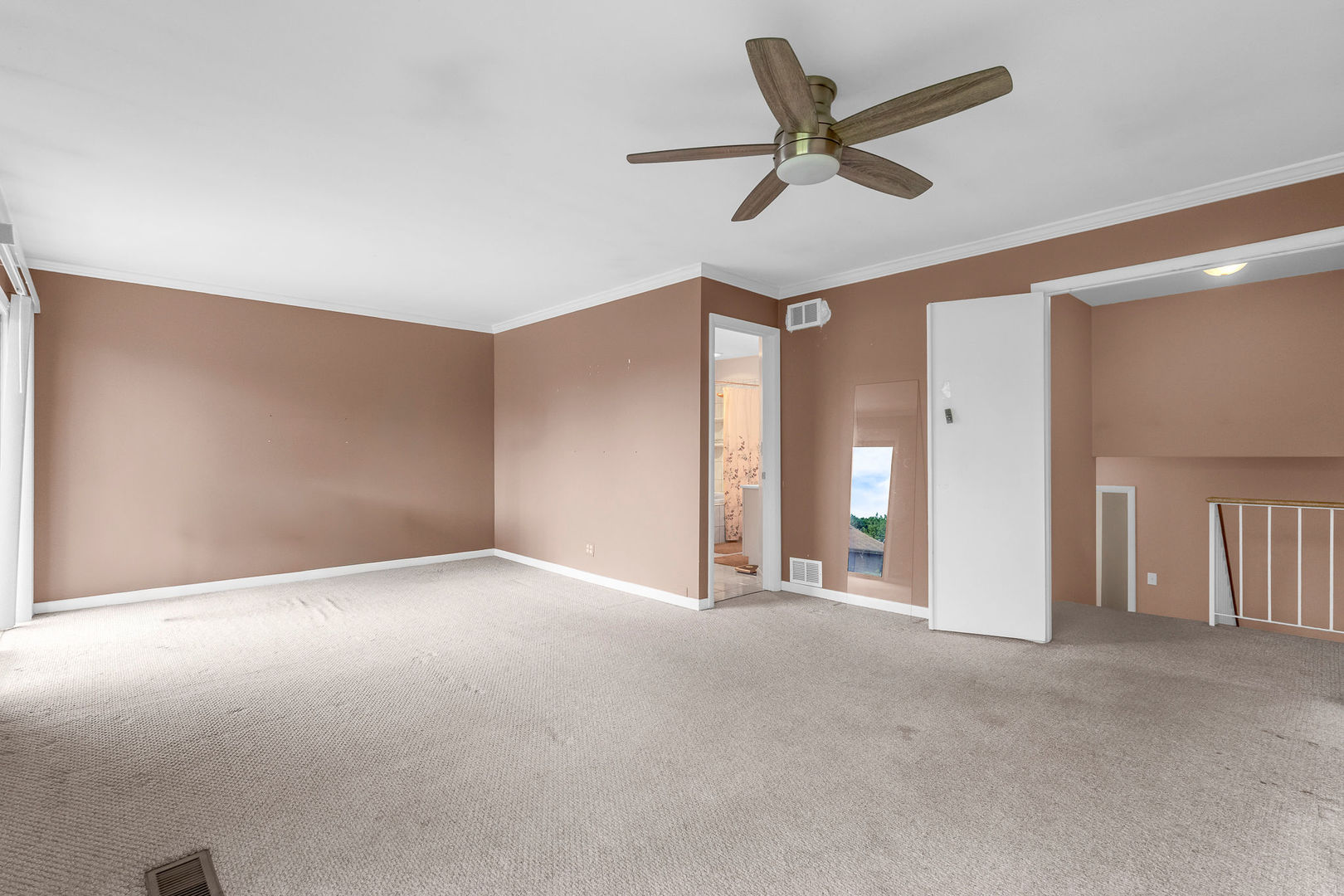 563 N Woodfield Trail, Roselle, IL 60172