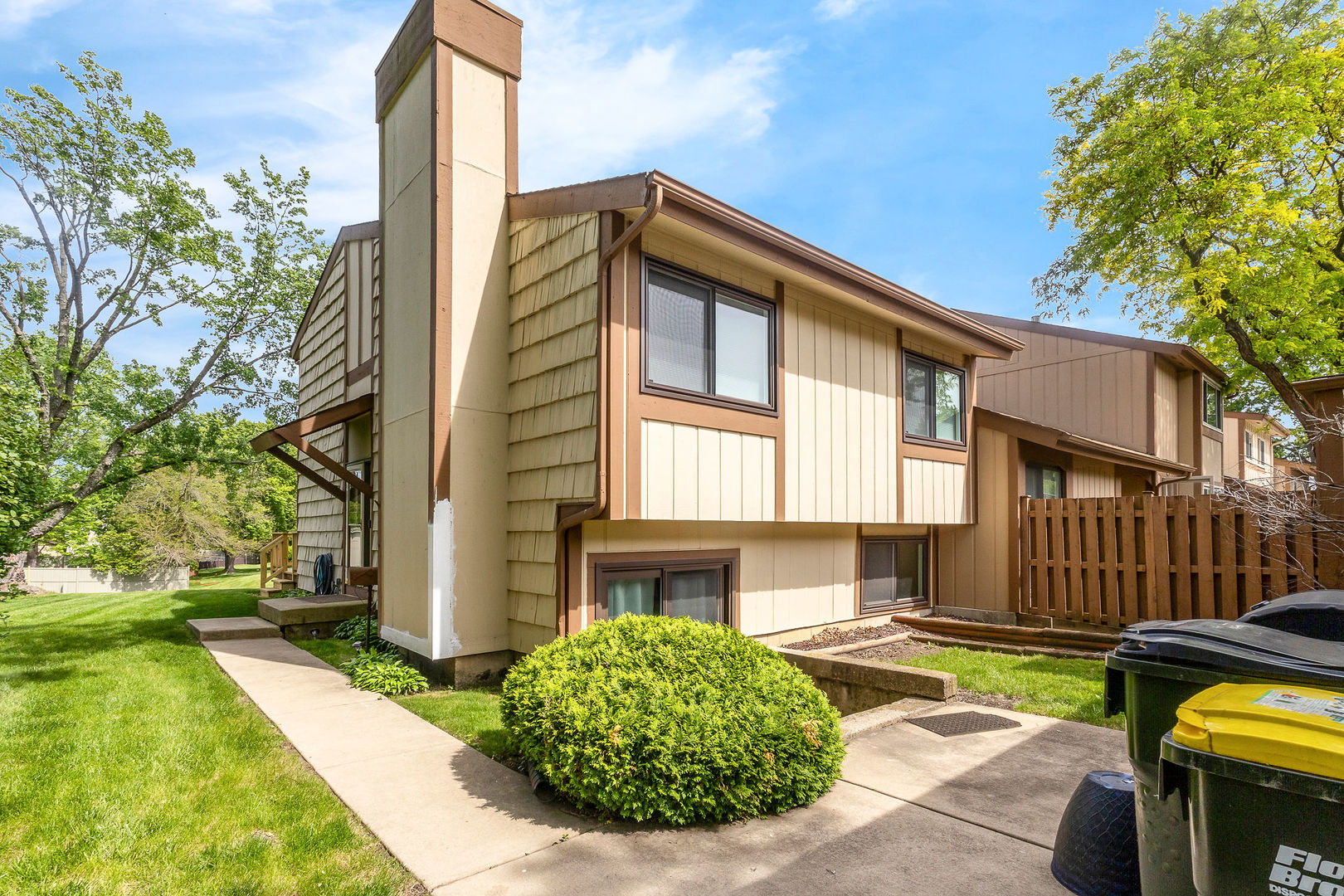563 N Woodfield Trail, Roselle, IL 60172