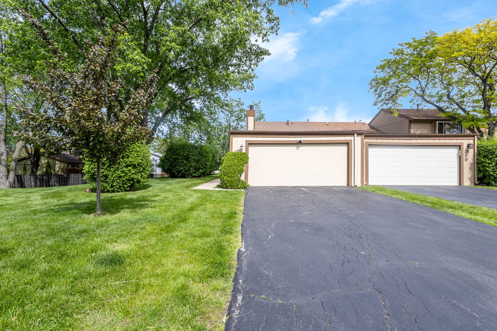563 N Woodfield Trail, Roselle, IL 60172