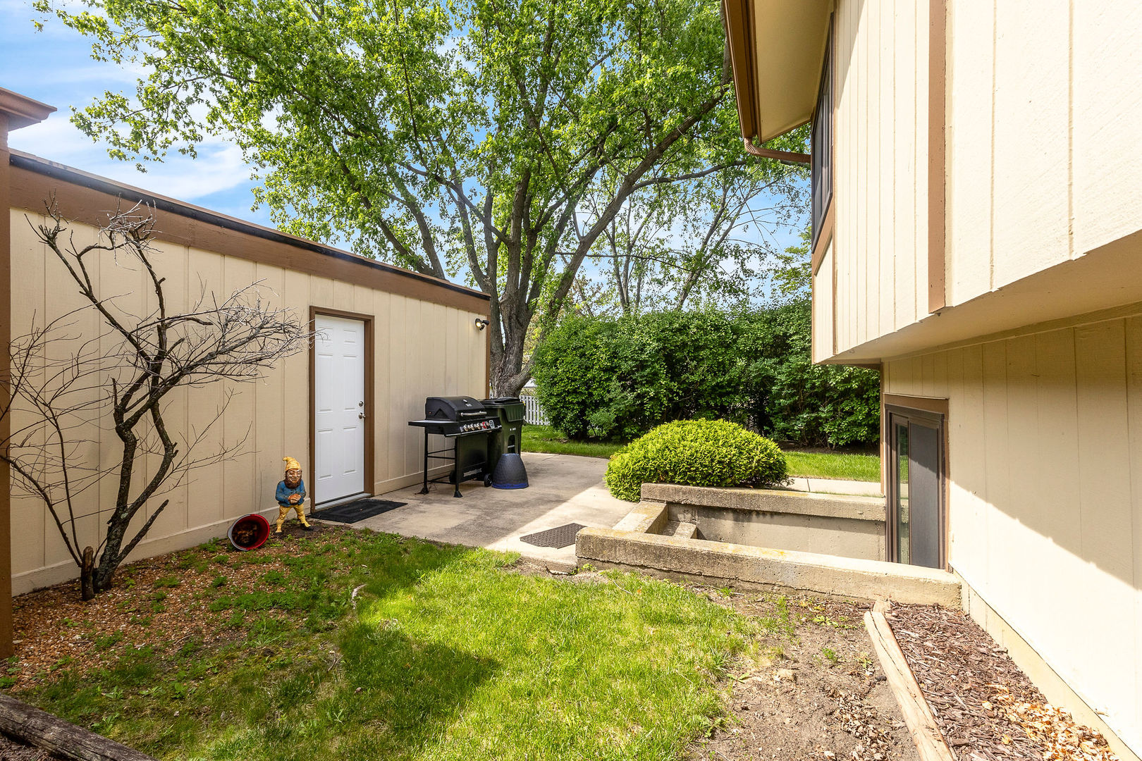 563 N Woodfield Trail, Roselle, IL 60172