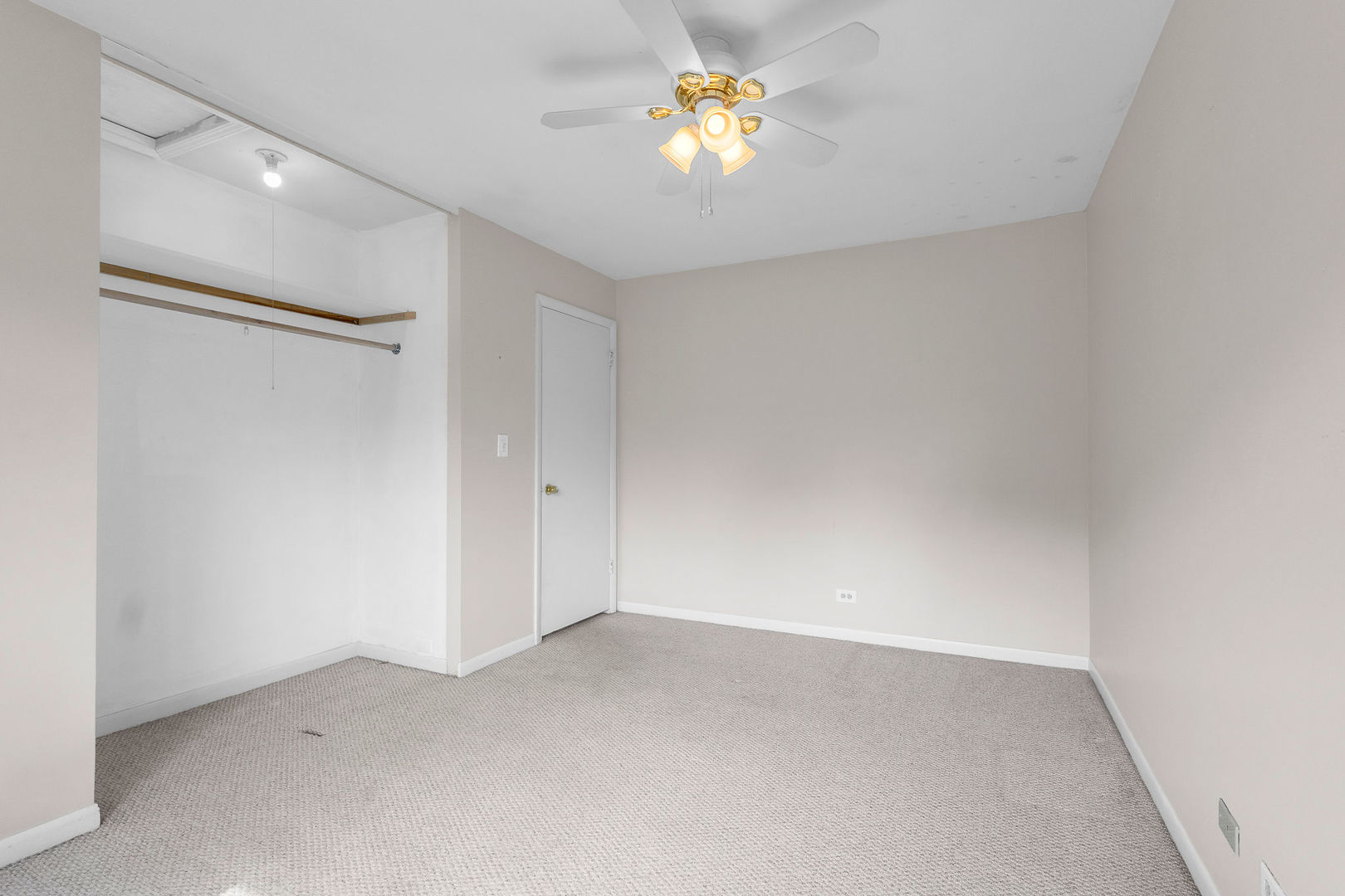 563 N Woodfield Trail, Roselle, IL 60172