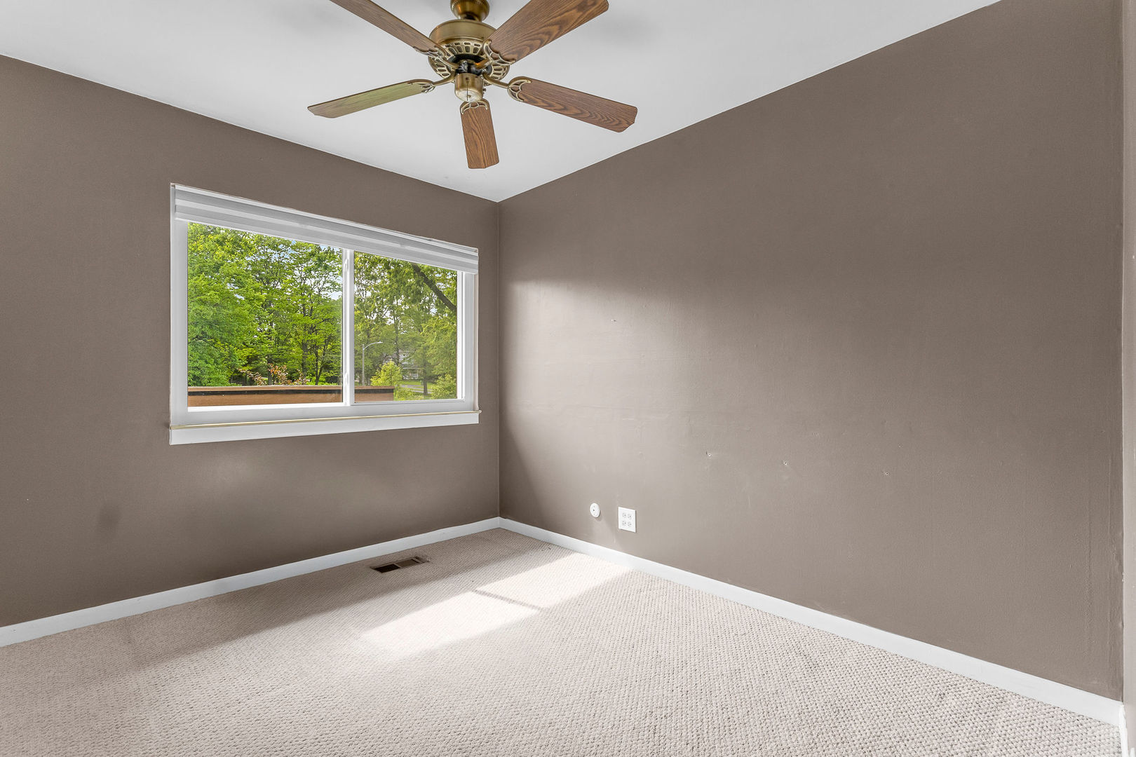 563 N Woodfield Trail, Roselle, IL 60172