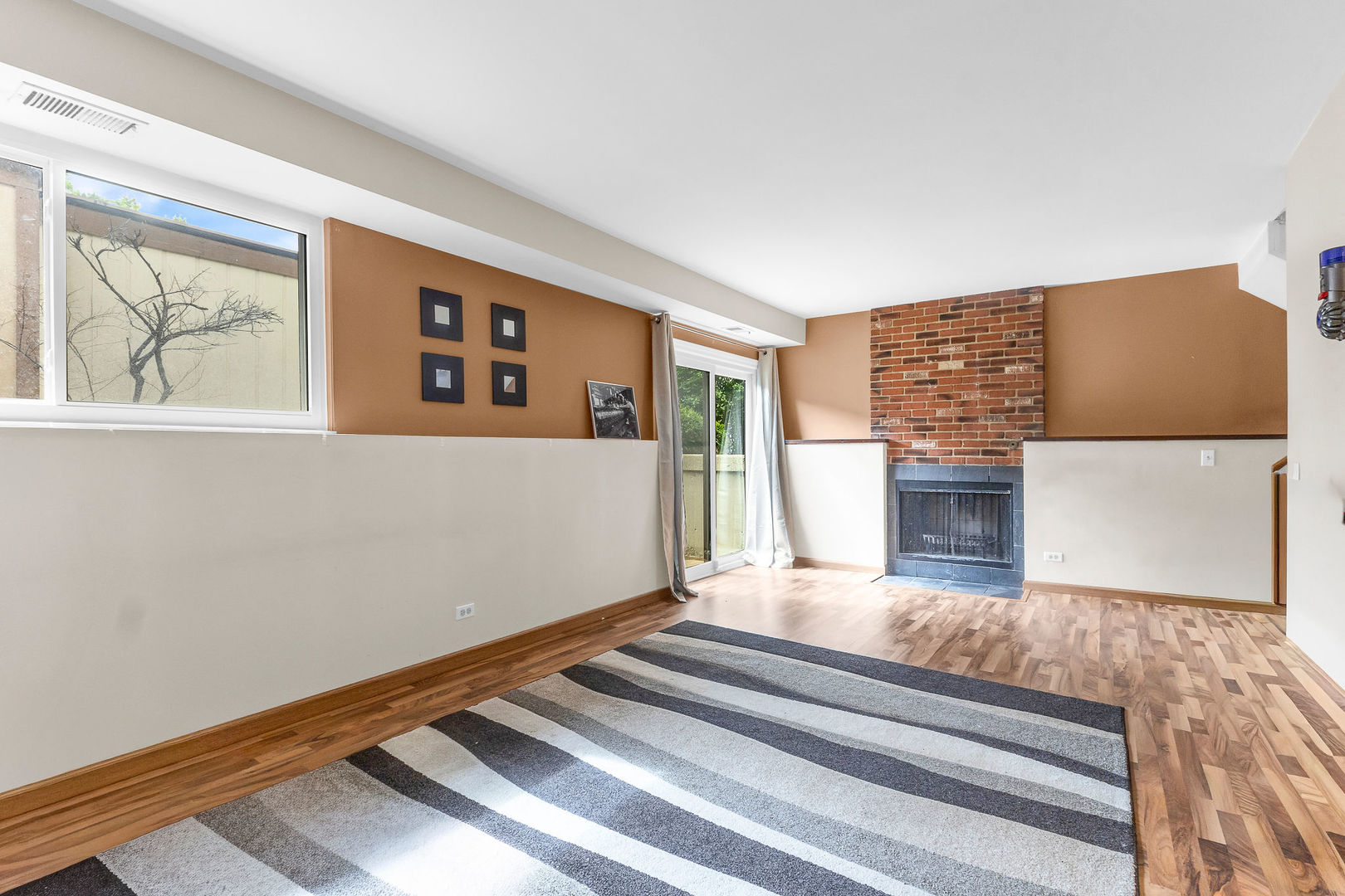 563 N Woodfield Trail, Roselle, IL 60172