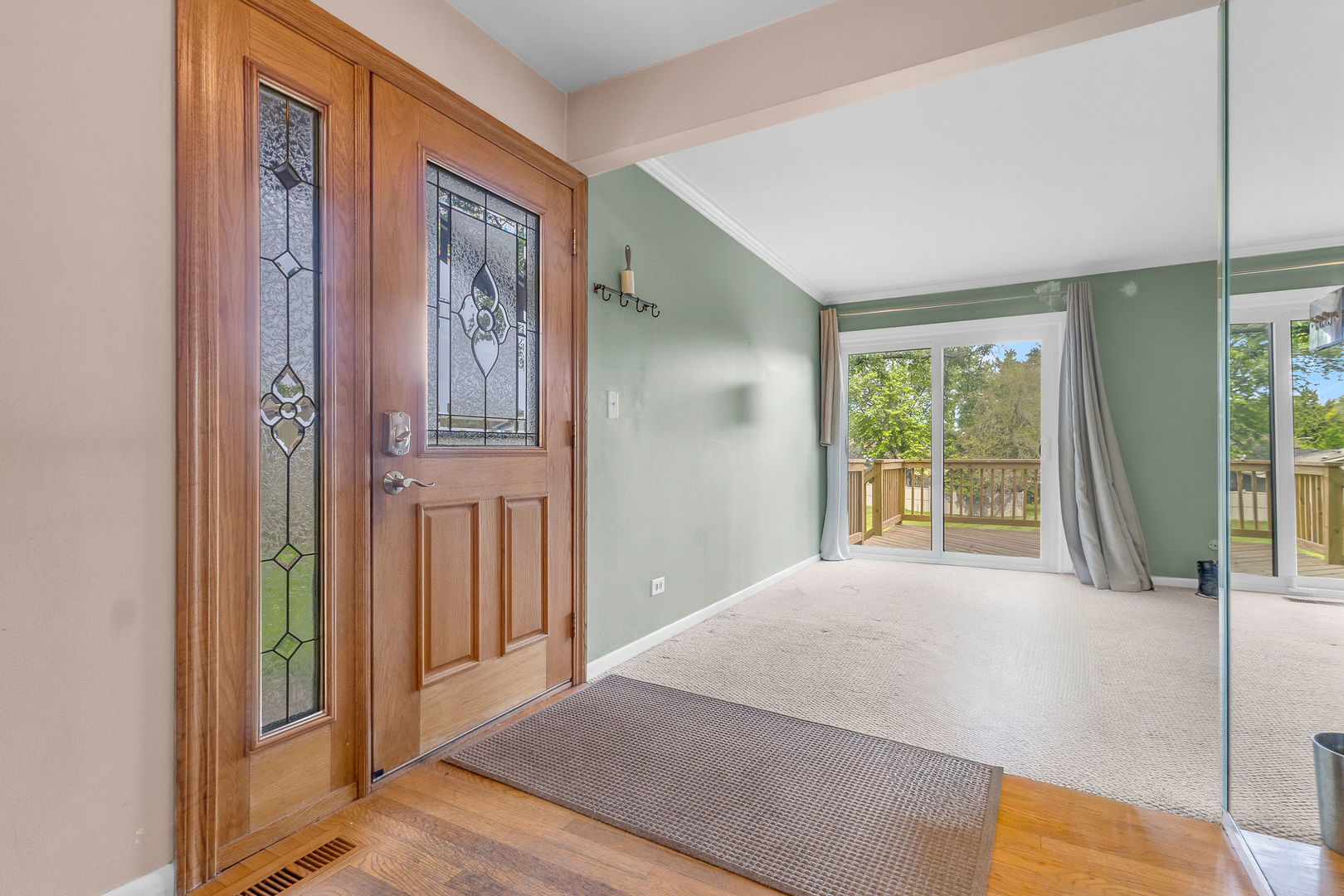 563 N Woodfield Trail, Roselle, IL 60172