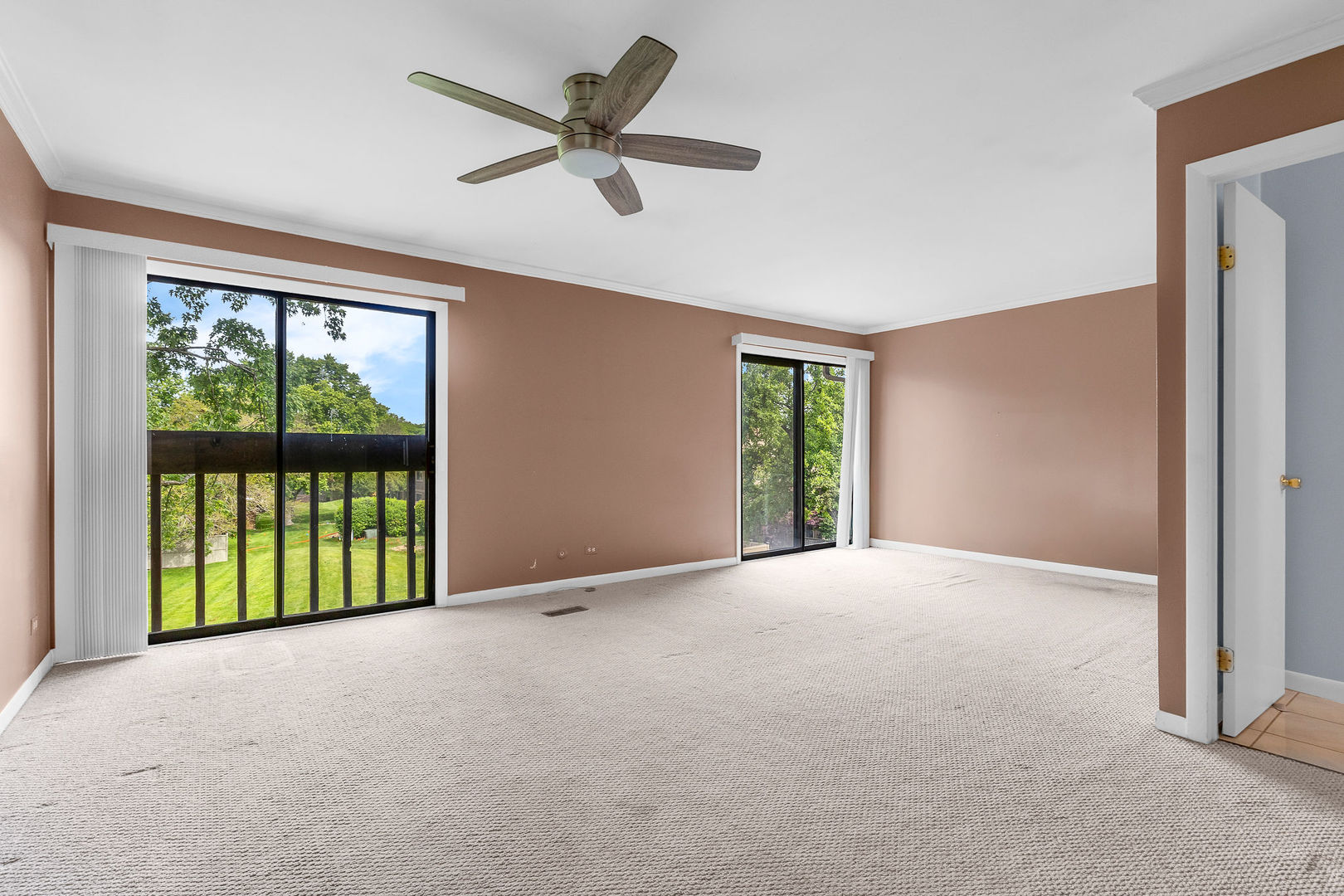 563 N Woodfield Trail, Roselle, IL 60172