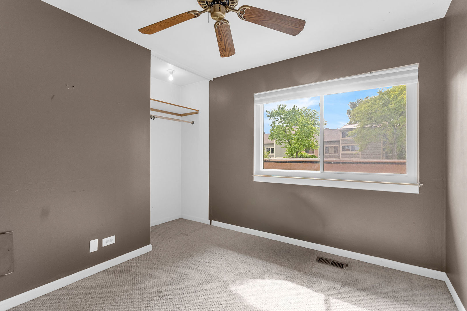 563 N Woodfield Trail, Roselle, IL 60172