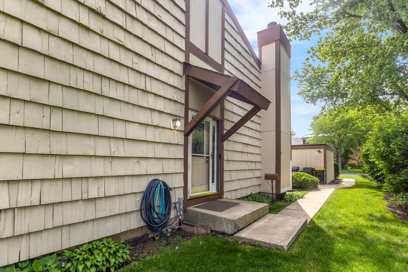 563 N Woodfield Trail, Roselle, IL 60172