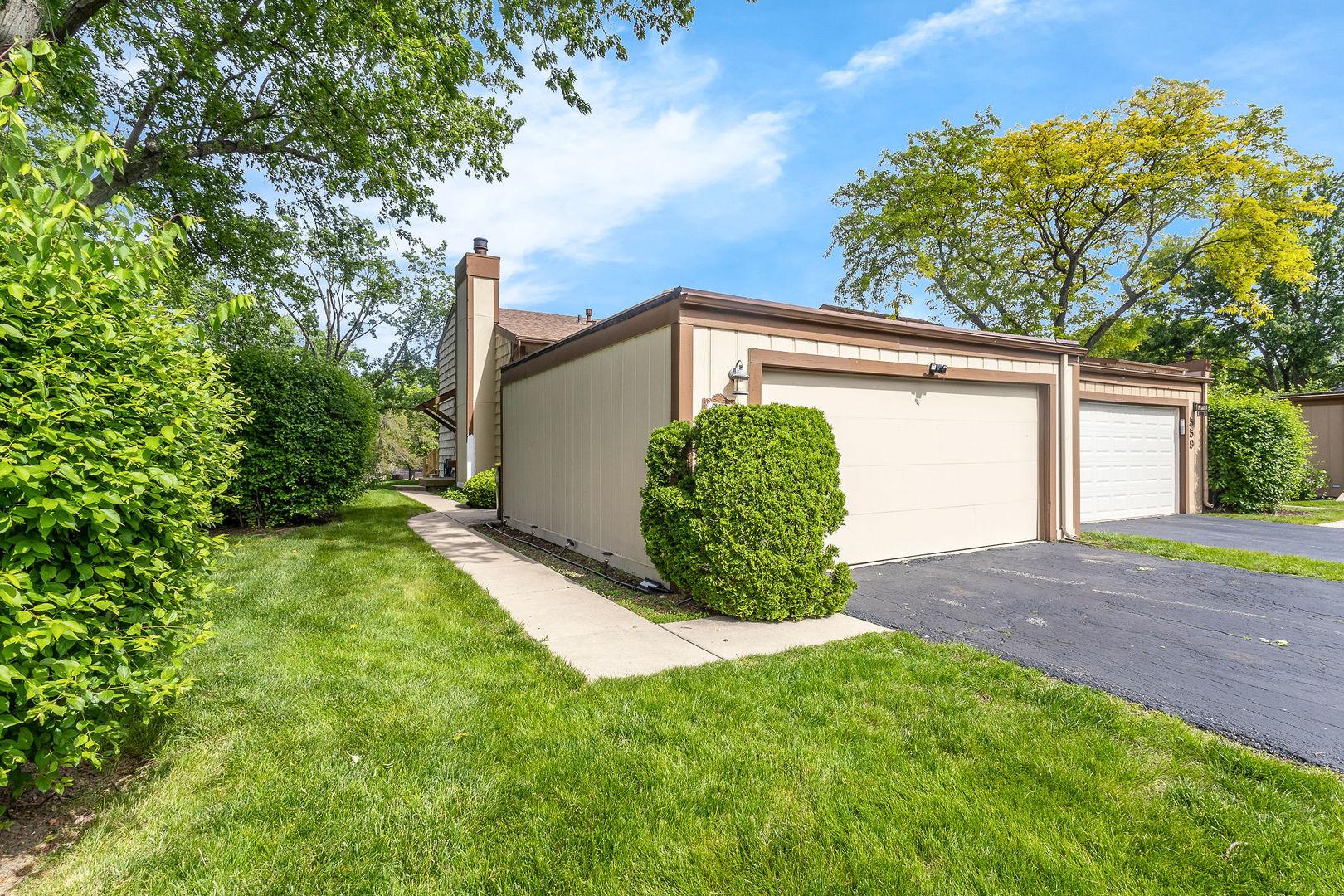 563 N Woodfield Trail, Roselle, IL 60172