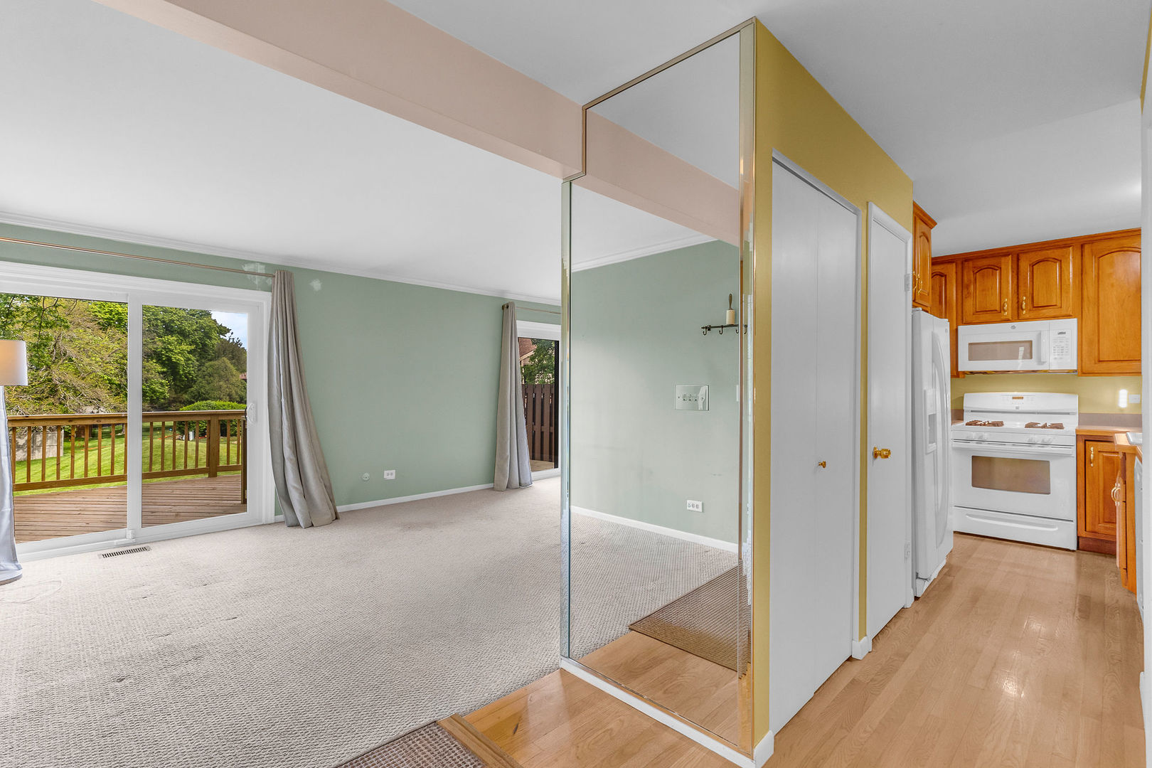 563 N Woodfield Trail, Roselle, IL 60172