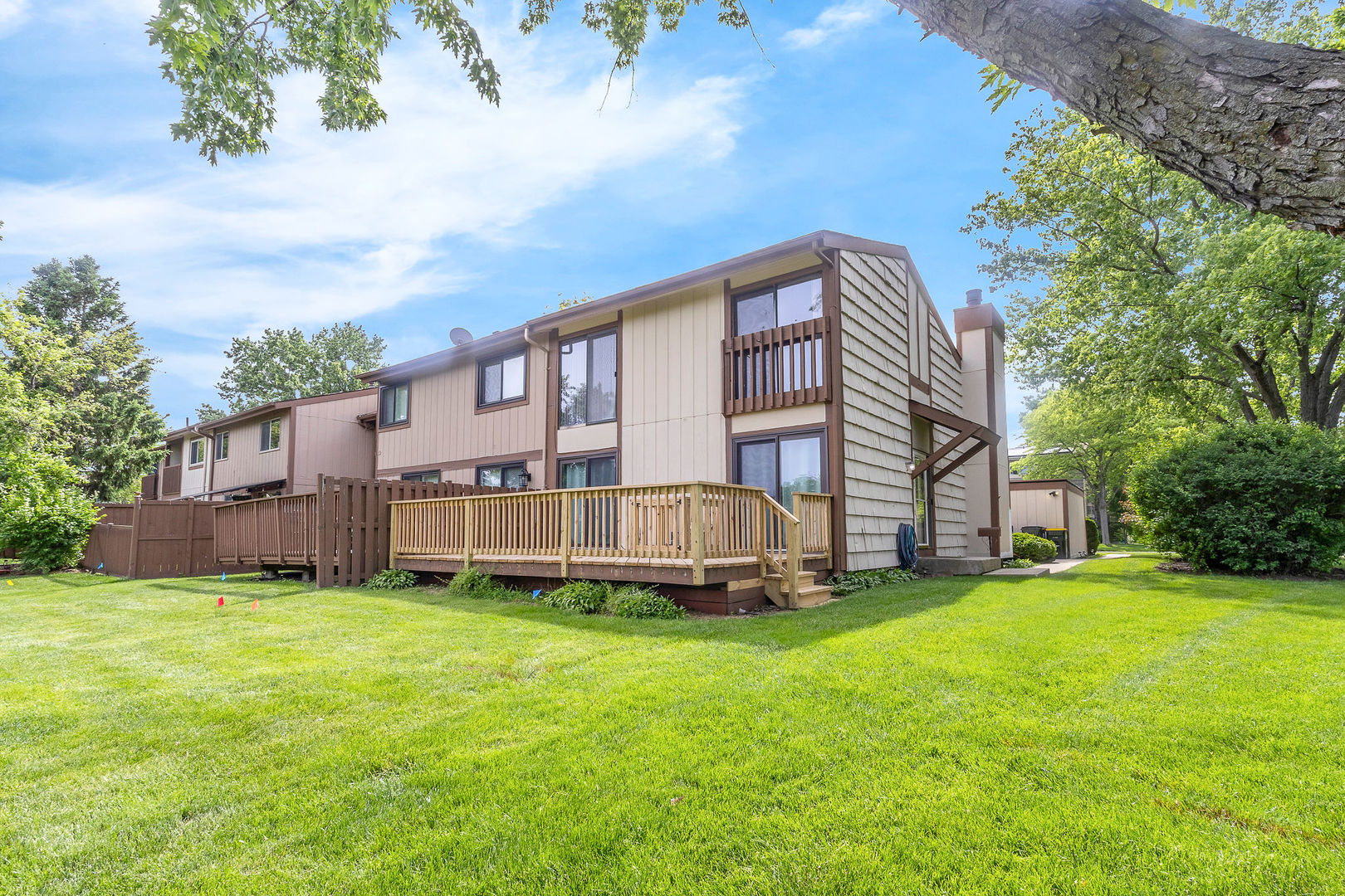 563 N Woodfield Trail, Roselle, IL 60172