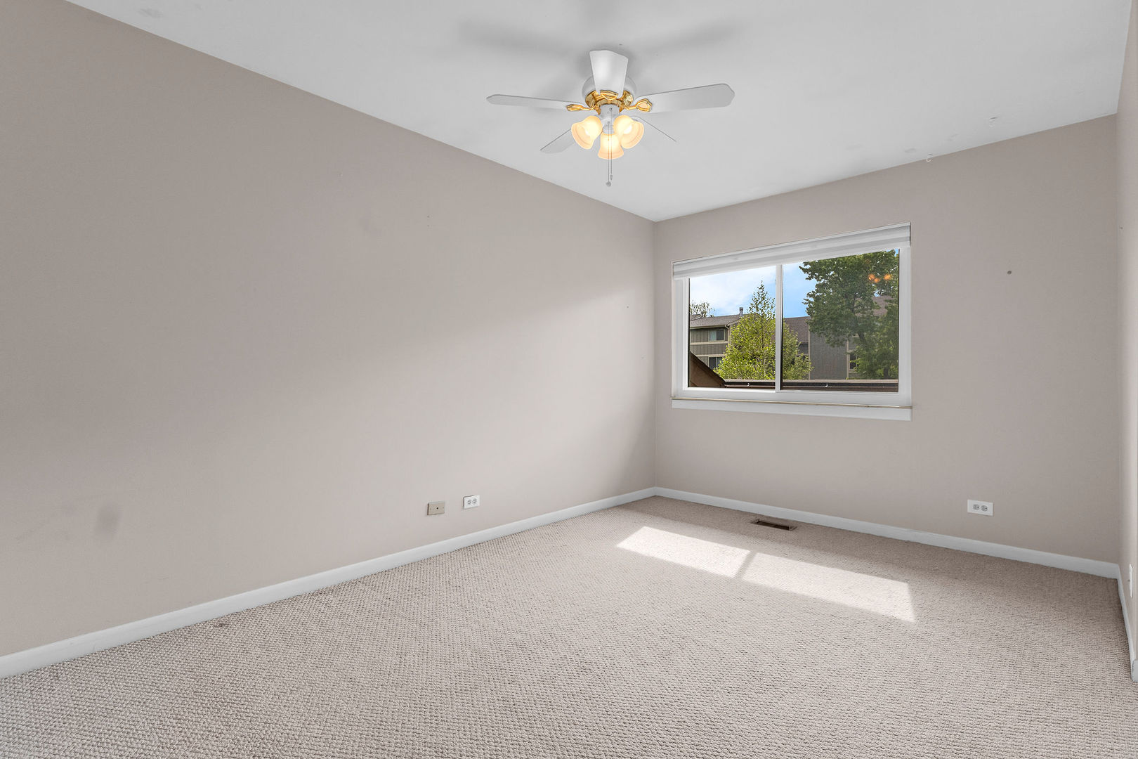 563 N Woodfield Trail, Roselle, IL 60172