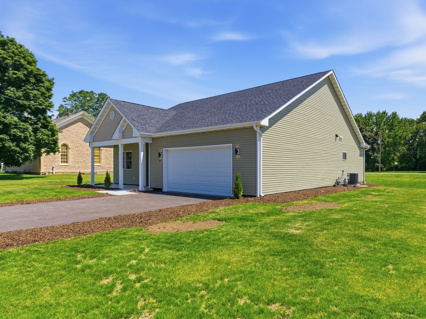 17 W Dearborn Street, Plano, IL 60545