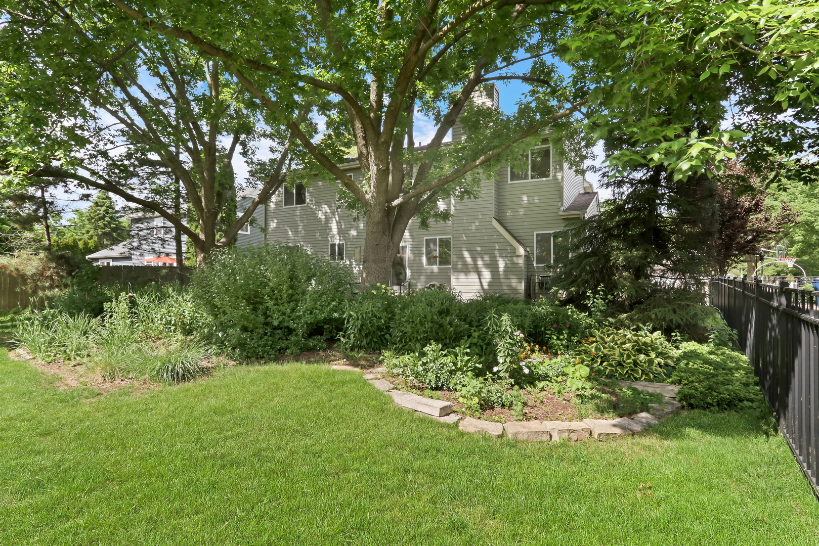1211 Laurel Lane, Gurnee, IL 60031