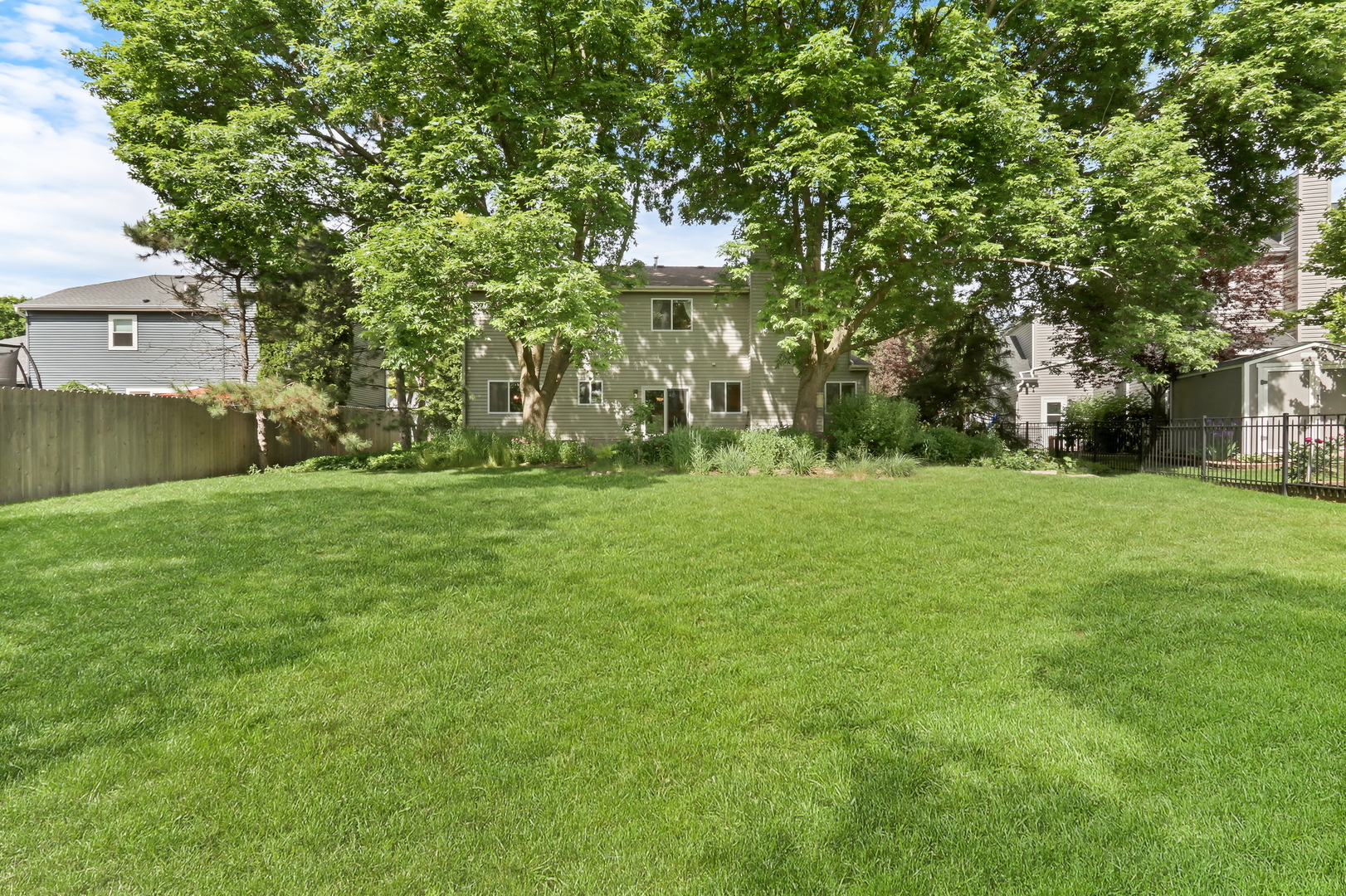 1211 Laurel Lane, Gurnee, IL 60031