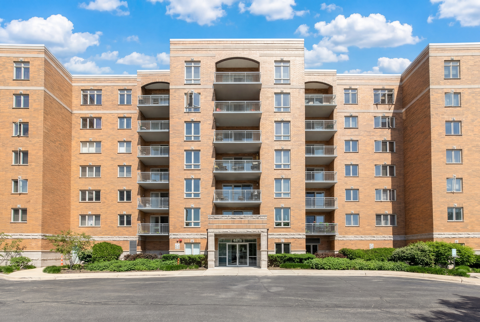 6815 N Milwaukee Avenue #605, Niles, IL 60714