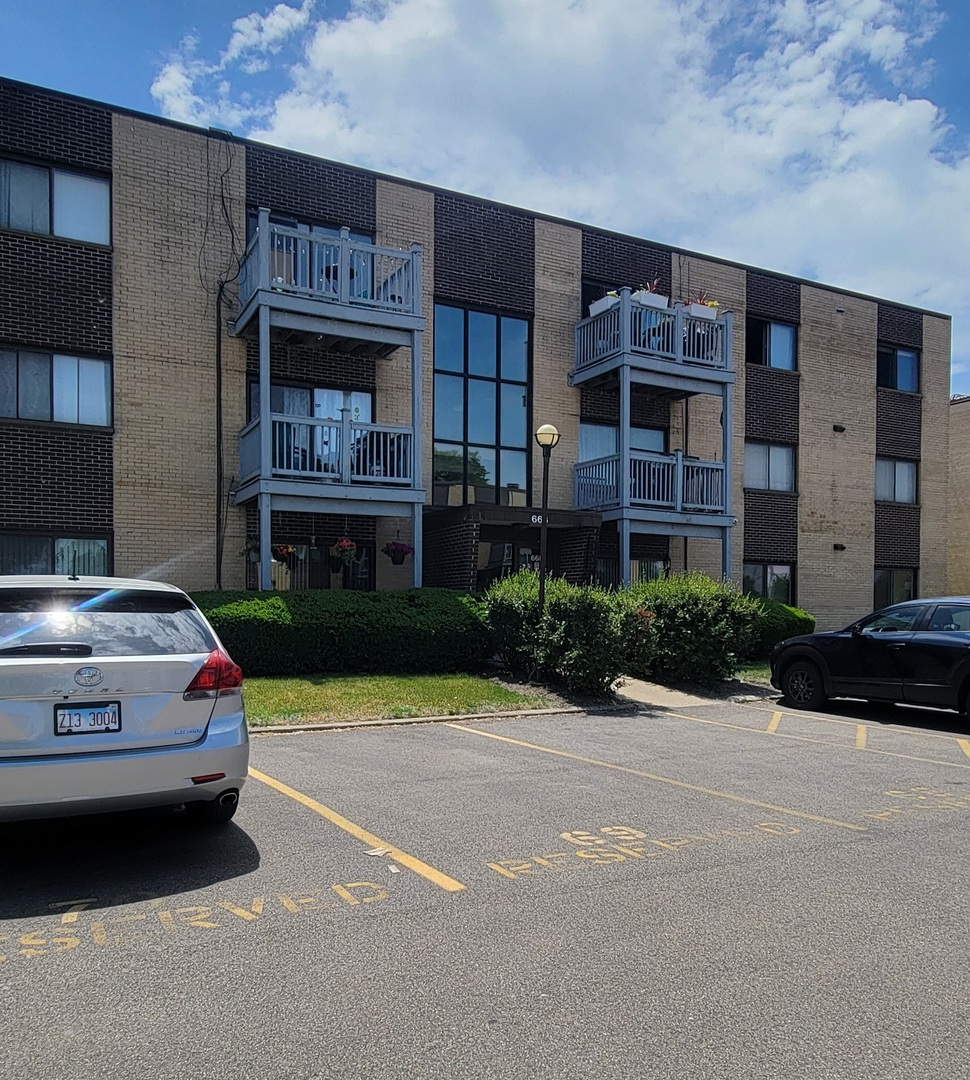 668 Pinecrest Drive #204, Prospect Heights, IL 60070