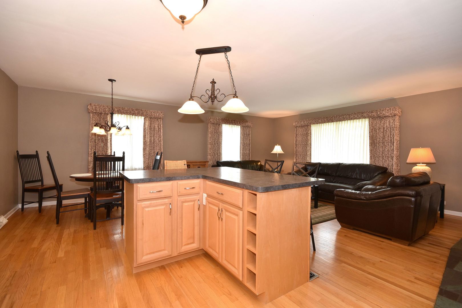 861 S Hawthorne Avenue, Elmhurst, IL 60126